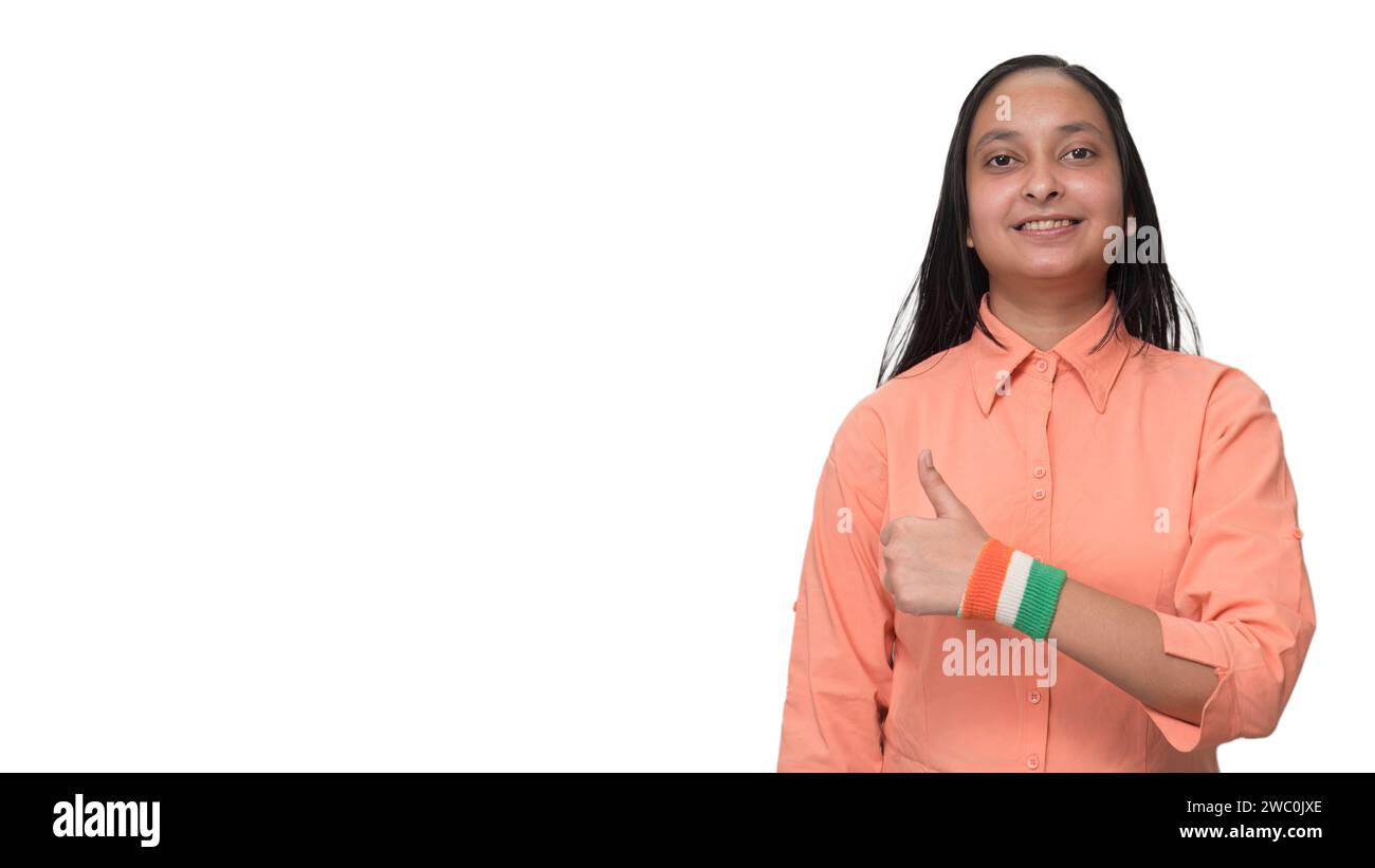 India 76 Republic Day, una ragazza indiana mostra il suo gesto eccitato con un pollice in su Foto Stock
