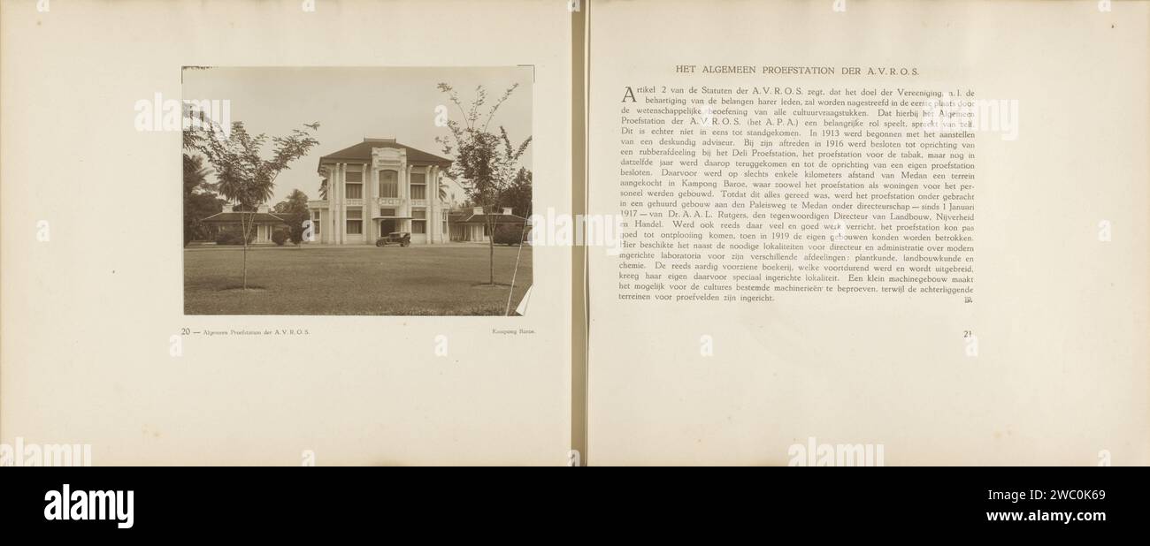 Pagine 20 e 21 dell'album fotografico della General Association of Rubber Planters ter Oostkust van Sumatra (A.V.R.O.S.), c. 1924 - c. 1925 Fotografia due pagine di libri con la sinistra una foto della stazione di prova generale degli Algemeene Vereeniging van Rubberplanters nella costa orientale di Sumatra (a.v.r.o.S.) a Kampong Baroe e sulla destra informazioni su questa organizzazione. Parte di un album fotografico della General Association of Rubber Planters ter Oostkust van Sumatra (A.V.R.O.S.). SumatraSumatraprinter: Dutch East Indies, il giornale. supporto fotografico per la stampa di prodotti (non fruttiferi) di piante o alberi Foto Stock