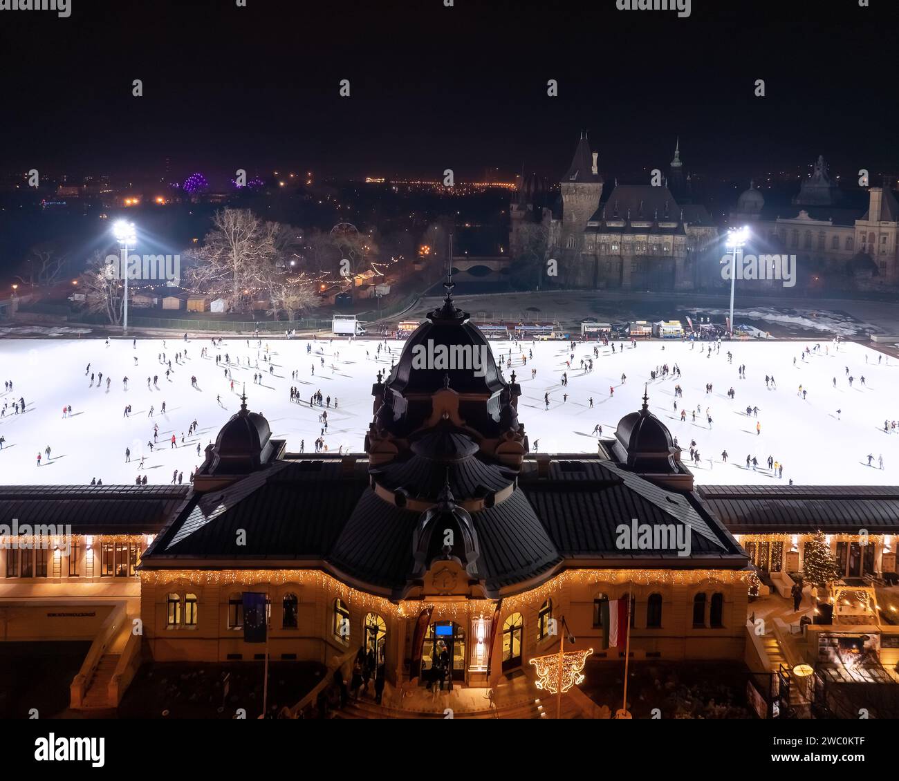 Famosa pista di pattinaggio su ghiaccio nella città di Budapest, Ungheria. Questo posto è aperto fino a tarda sera. Visibile una grande bacheca con il nome della città di Budapest. Cittadini Foto Stock