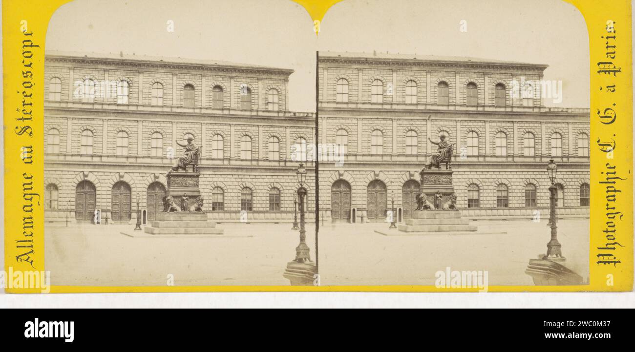 Theater van de Muncher Kammerspiele e la statua di Massimiliano II van Bavaria sulla Maximilianstrasse a Monaco di Baviera, Germania, Charles Gaudin, dopo Kaspar von Zumbusch, stereografo München cartone del 1868. teatro di stampa di albumi di carta (edificio). monument, statue Playhouse Foto Stock