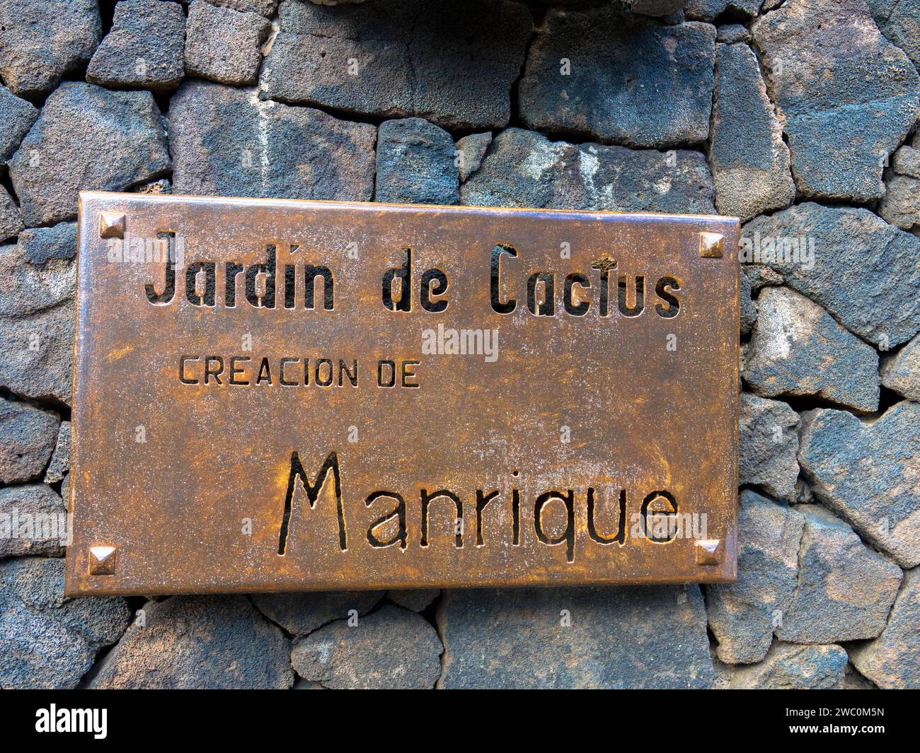 Cartello d'ingresso per Jardin de Cactus. Sito culturale e attrazione turistica. Cesar Manrique, Isole Canarie, Lanzarote, Spagna 7 novembre 2023 Foto Stock