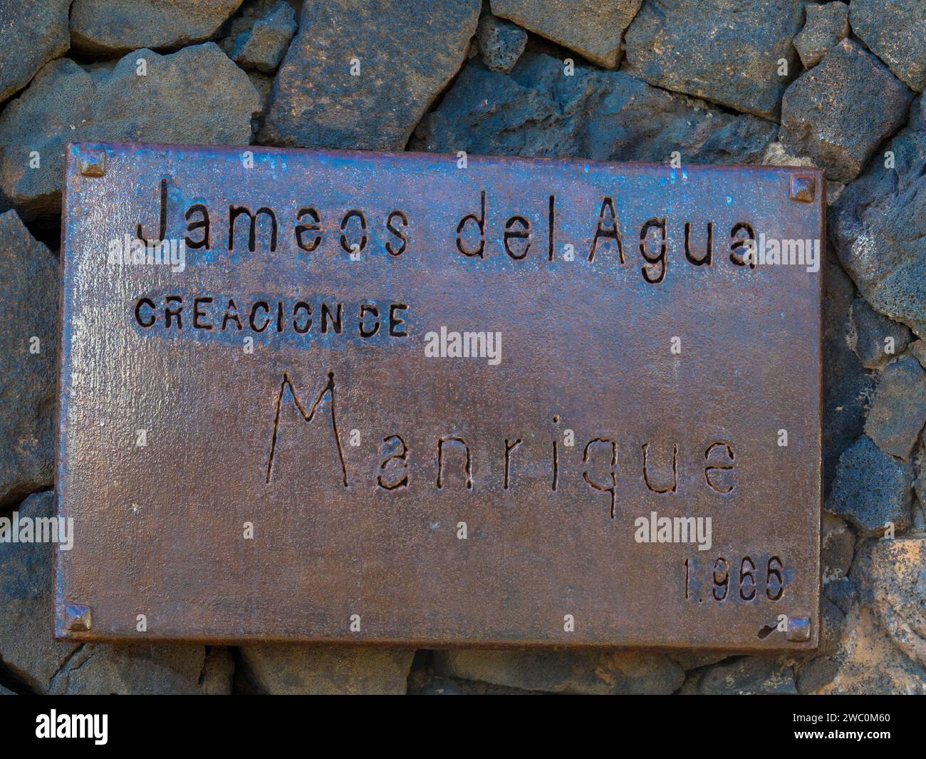 Cartello d'ingresso per Jameos del Aqua. Sito culturale e attrazione turistica Jameos del Aqua, Cesar Manrique, Isole Canarie, Lanzarote 7 novembre 2023 Foto Stock