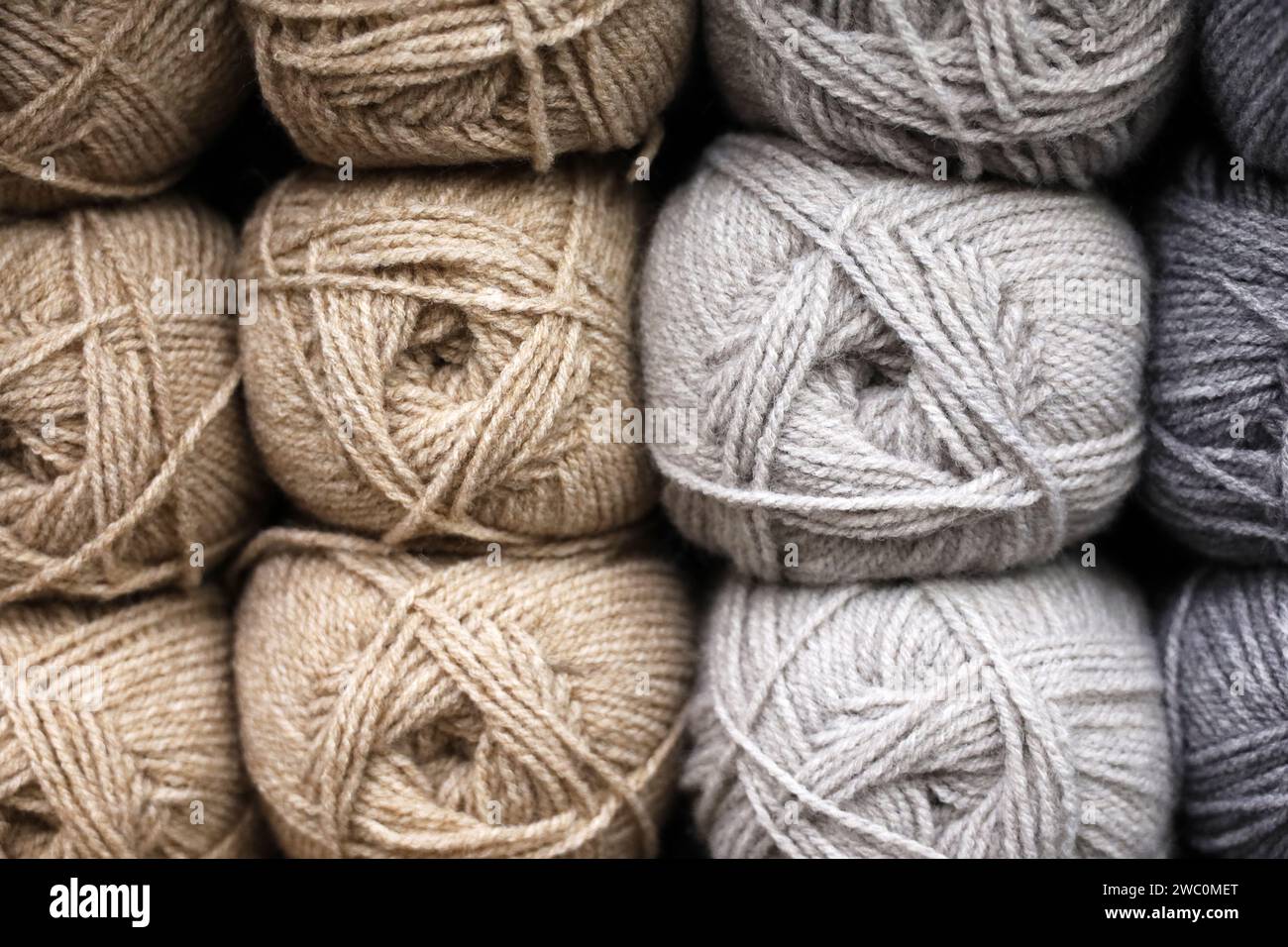 Palle di lana grigie e beige, filati per maglieria e ricci Foto Stock