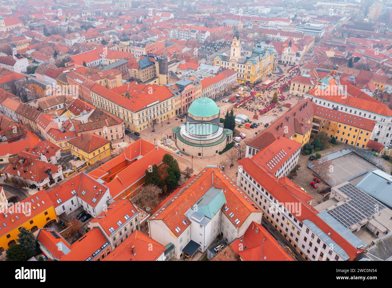 Vista aerea dello skyline del centro di Pecs con la moschea di Pasha Gazi Kassim al centro. Foto Stock