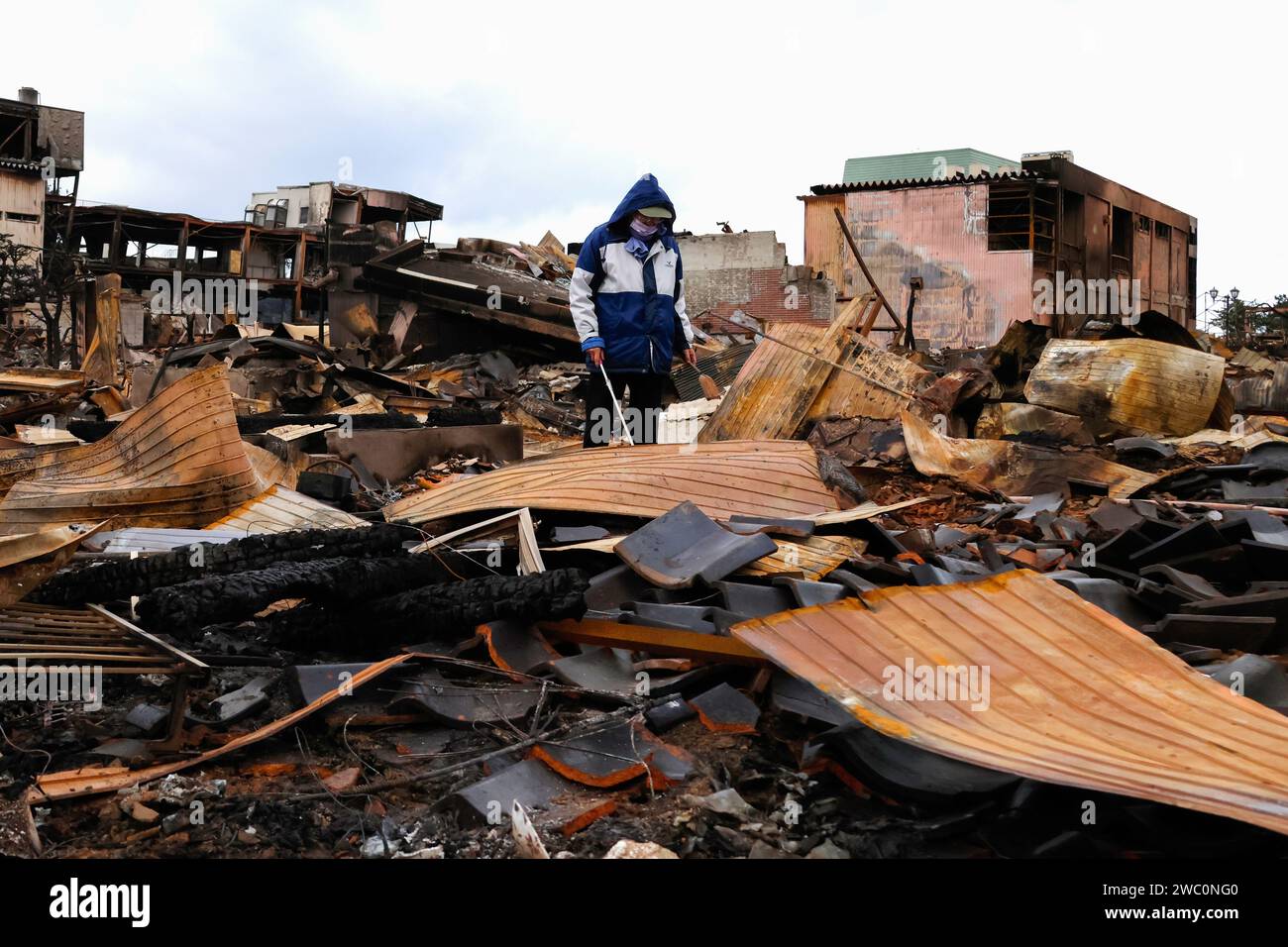 Ishikawa, Giappone. 5 gennaio 2024. Il terremoto della penisola di noto si è verificato la sera del 1° gennaio. Le strade e le linee di vita continuano a essere tagliate, soprattutto nelle aree gravemente danneggiate. Un uomo cerca il cadavere di sua moglie nella loro casa bruciata. Si è rotto in lacrime e ha detto: "Odio il terremoto che ha portato via tutto" (Credit Image: © James Matsumoto/SOPA Images via ZUMA Press Wire) SOLO USO EDITORIALE! Non per USO commerciale! Foto Stock