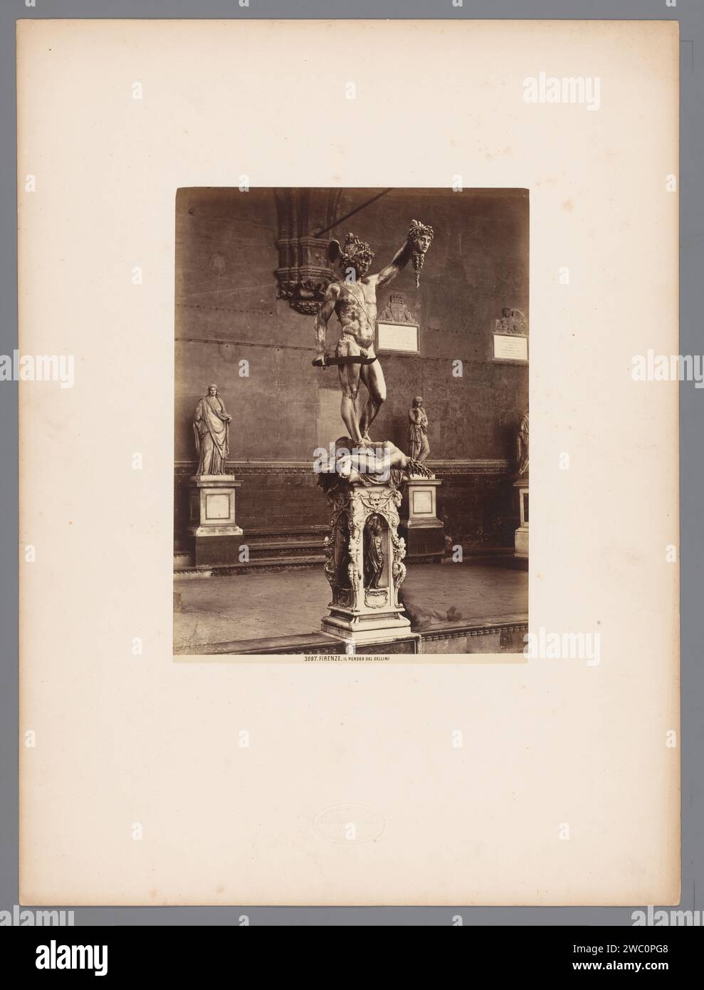 Sculptuur Perseus porta benvenuto Cellini in De Loggia de Lanzi te Firenze, Italië, Giacomo Brogi, dopo benvenuto Cellini, 1856 - 1881 Fotografia Firenze cartone. Stampa albume di carta pezzo di scultura, riproduzione di un pezzo di scultura Loggia dei Lanzi Foto Stock