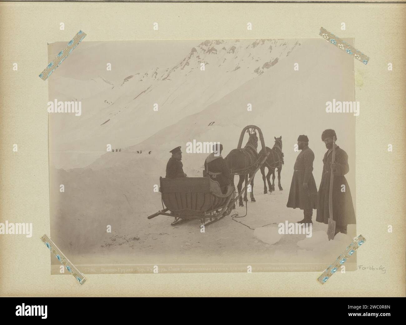 Paardenslee in Sneeuwruimers Op De Militaire Weg in Georgia, Dimitri Ivanovitch Ermakov, c. 1890 - c. 1900 Fotografia parte di album fotografico con registrazioni di attrazioni turistiche in Georgia, St. Pietroburgo e Mosca. Supporto fotografico della Georgia per la stampa di albumen su slitta trainata da cavalli. Catena montuosa, cime innevate della Georgia Foto Stock
