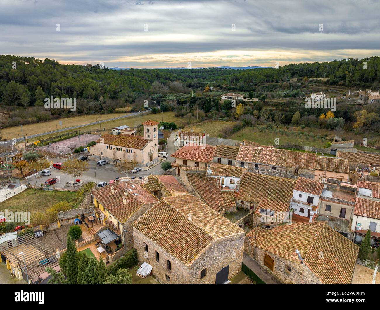 Vista aerea della città di Terrades e dei suoi dintorni rurali in una nuvolosa mattinata invernale (Alt Empordà, Girona, Catalogna, Spagna) Foto Stock