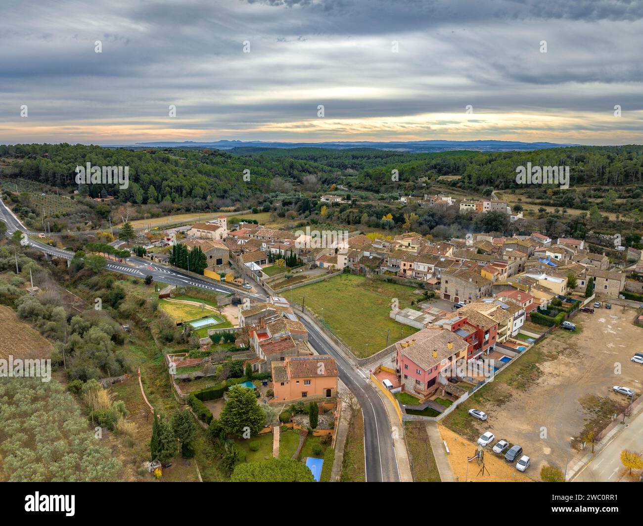 IT: Veduta aerea della città di Terrades e dei suoi dintorni rurali in una nuvolosa mattinata invernale (Alt Empordà, Girona, Catalogna, Spagna) ESP: Vista aére Foto Stock