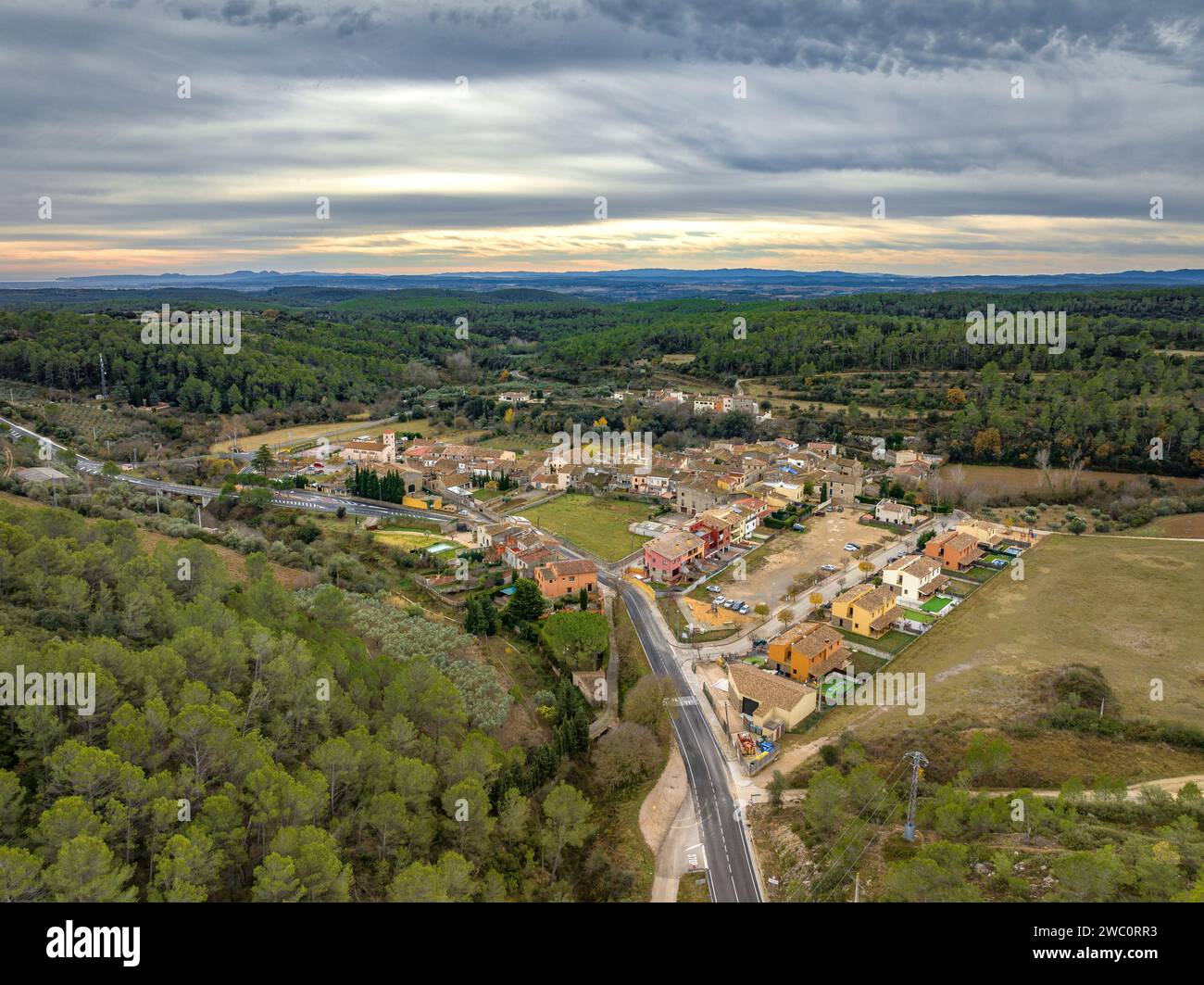 IT: Veduta aerea della città di Terrades e dei suoi dintorni rurali in una nuvolosa mattinata invernale (Alt Empordà, Girona, Catalogna, Spagna) ESP: Vista aére Foto Stock