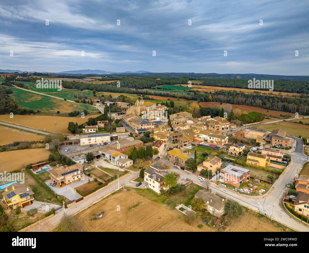 Vista aerea della città di Viladasens e dei suoi dintorni rurali in un nuvoloso pomeriggio invernale (Gironès, Girona, Catalogna, Spagna) Foto Stock