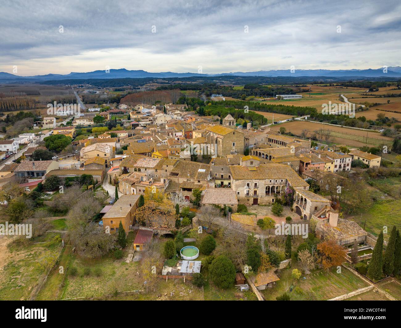 Vista aerea del villaggio di Sant Jordi Desvalls in un pomeriggio invernale nuvoloso (Gironès, Girona, Catalogna, Spagna) Foto Stock