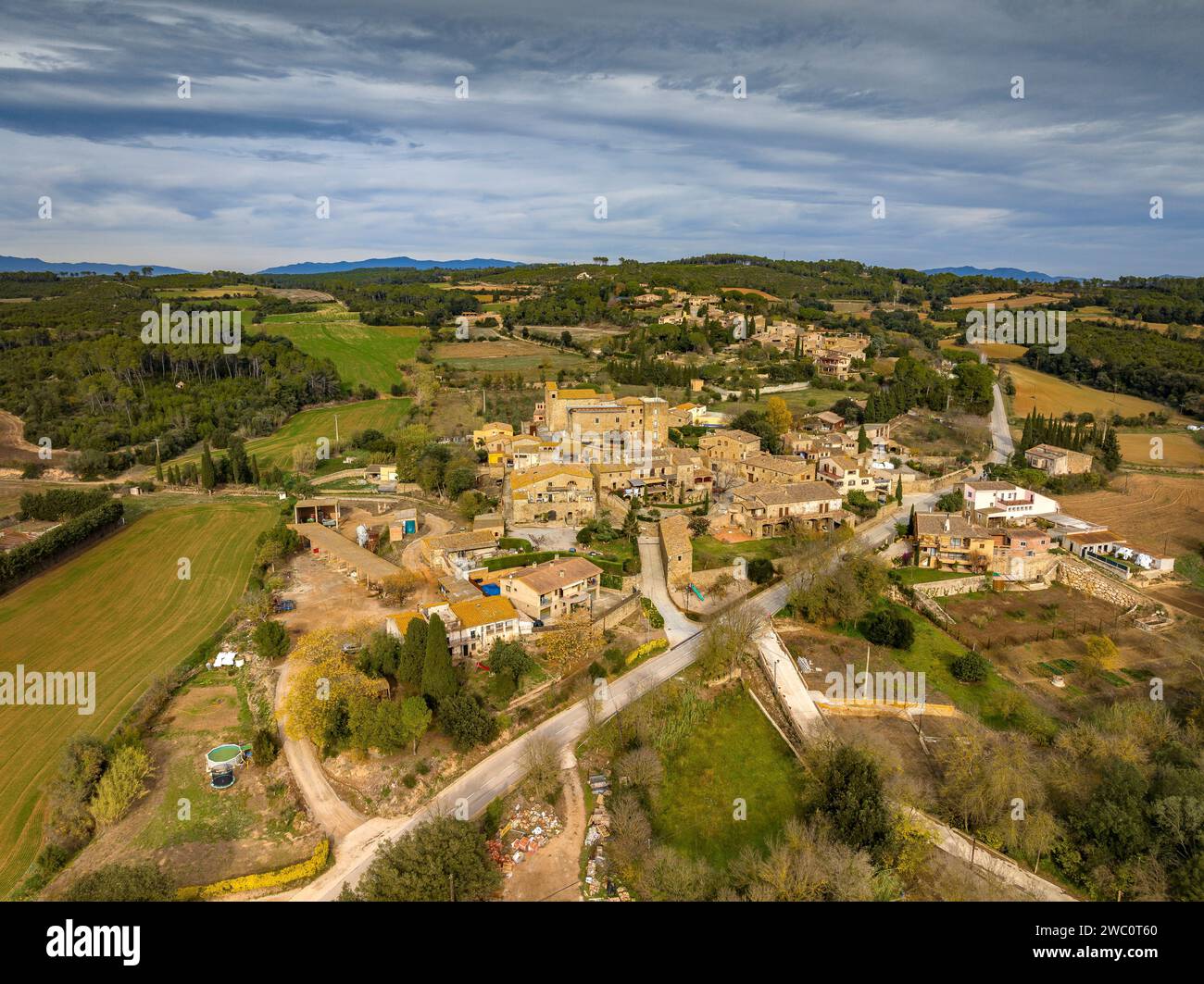 Veduta aerea del villaggio di Vilopriu in un nuvoloso pomeriggio invernale (Baix Empordà, Girona, Catalogna, Spagna) ESP: Vista aérea del pueblo de Vilopriu Foto Stock