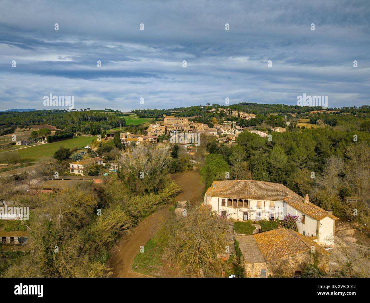 Veduta aerea del villaggio di Vilopriu in un nuvoloso pomeriggio invernale (Baix Empordà, Girona, Catalogna, Spagna) ESP: Vista aérea del pueblo de Vilopriu Foto Stock
