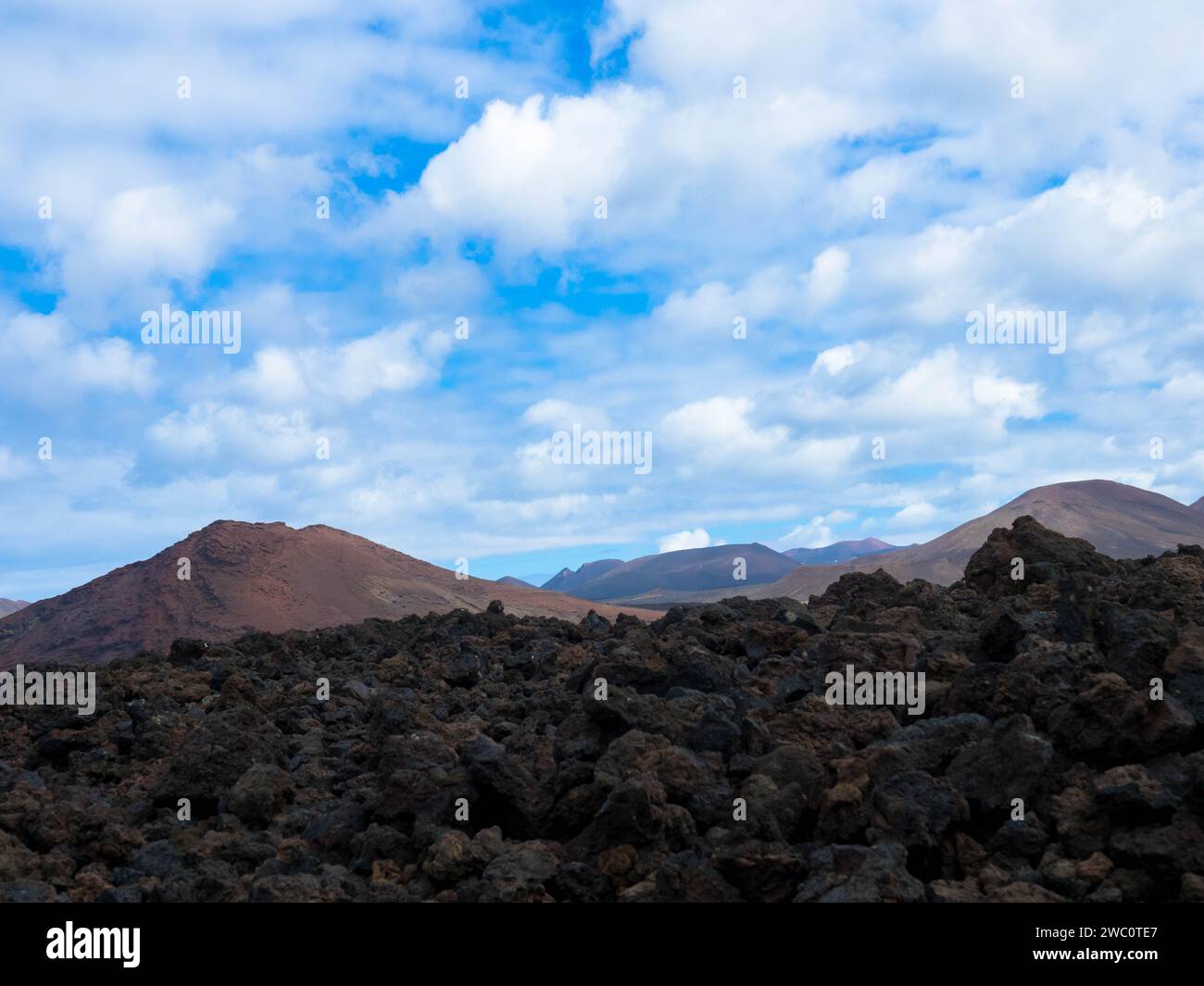 Vista spettacolare delle montagne di fuoco al Parco Nazionale Timanfaya, questa area unica è costituita interamente da terreni vulcanici. Copia space.Lanzarote, Spagna Foto Stock