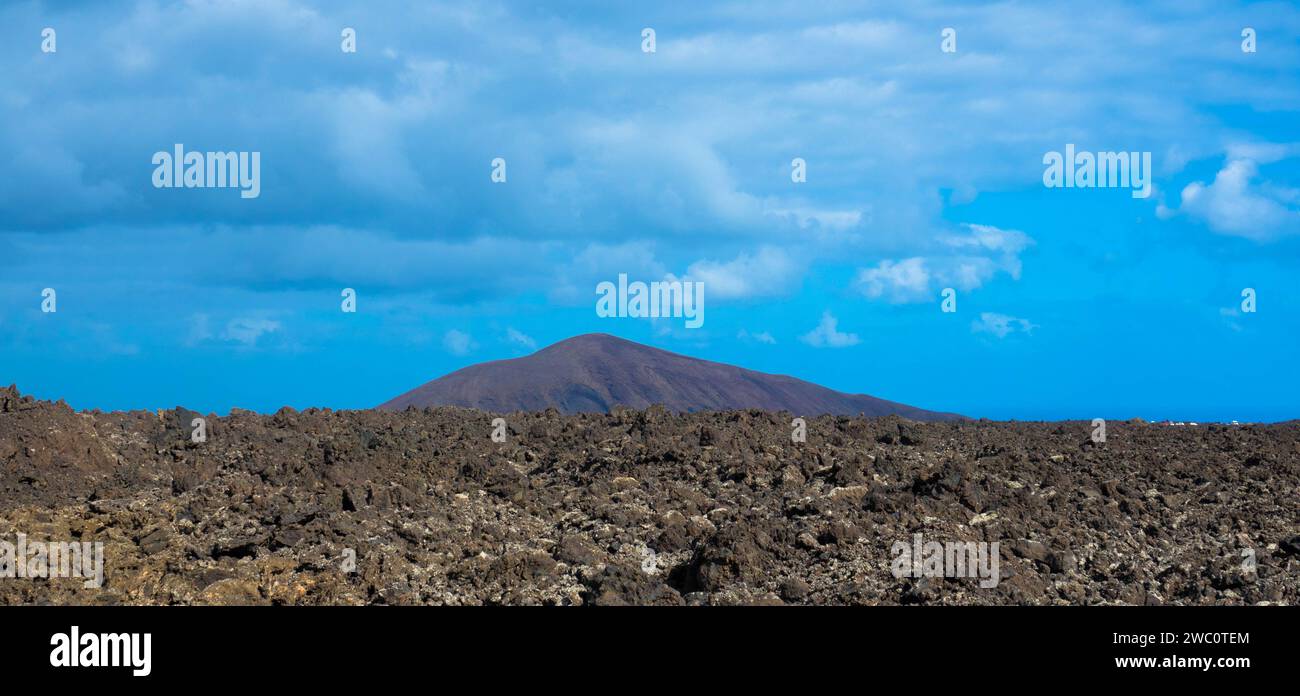 Vista spettacolare delle montagne di fuoco al Parco Nazionale Timanfaya, questa area unica è costituita interamente da terreni vulcanici. Copia space.Lanzarote, Spagna Foto Stock