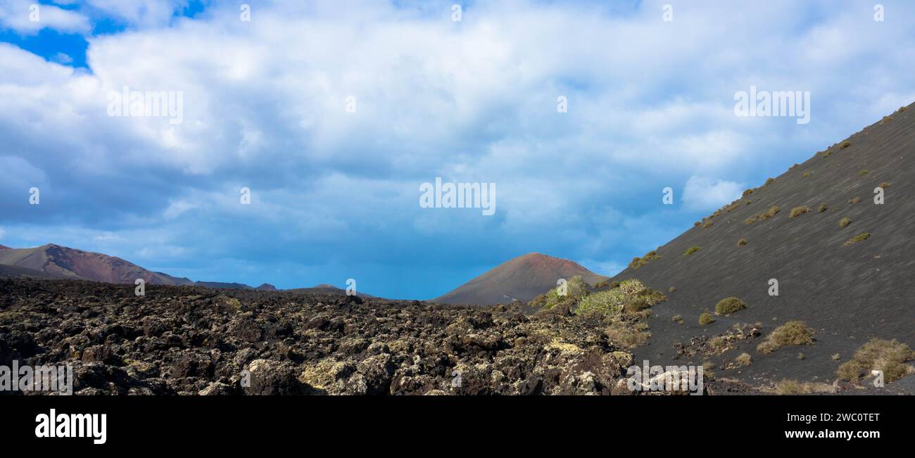 Vista spettacolare delle montagne di fuoco al Parco Nazionale Timanfaya, questa area unica è costituita interamente da terreni vulcanici. Copia space.Lanzarote, Spagna Foto Stock