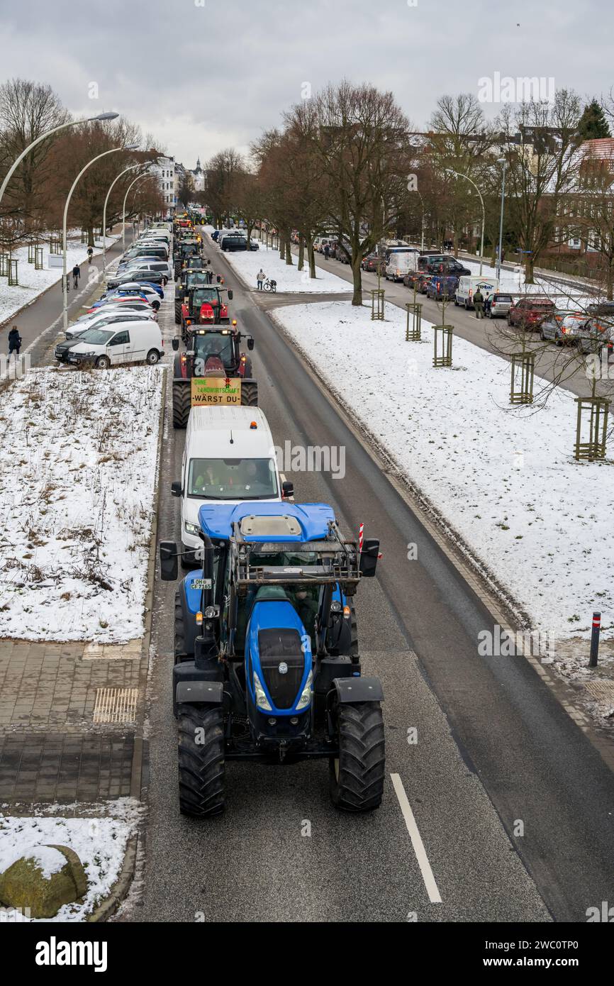 Kiel, 12.01.2023 Protestaktion der Bauern gegen die Streichung von Subventionen der Ampelregierung im Agrarbereich mit einer Traktoren-Demo Foto Stock