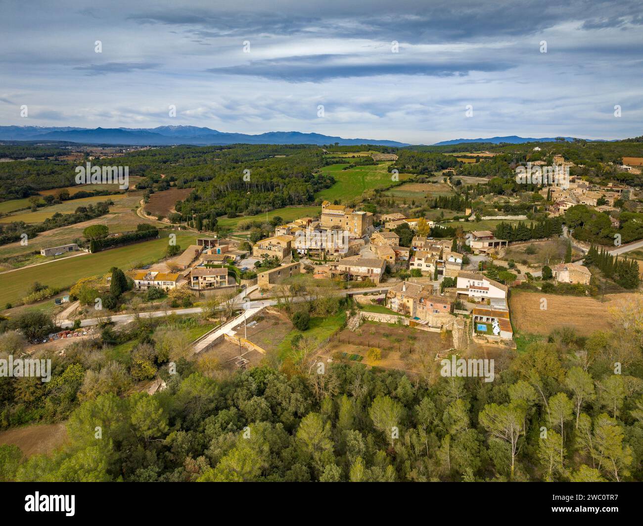 Veduta aerea del villaggio di Vilopriu in un nuvoloso pomeriggio invernale (Baix Empordà, Girona, Catalogna, Spagna) ESP: Vista aérea del pueblo de Vilopriu Foto Stock