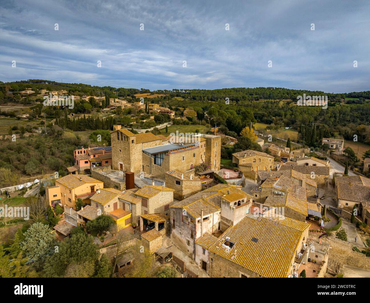 Veduta aerea del villaggio di Vilopriu in un nuvoloso pomeriggio invernale (Baix Empordà, Girona, Catalogna, Spagna) ESP: Vista aérea del pueblo de Vilopriu Foto Stock