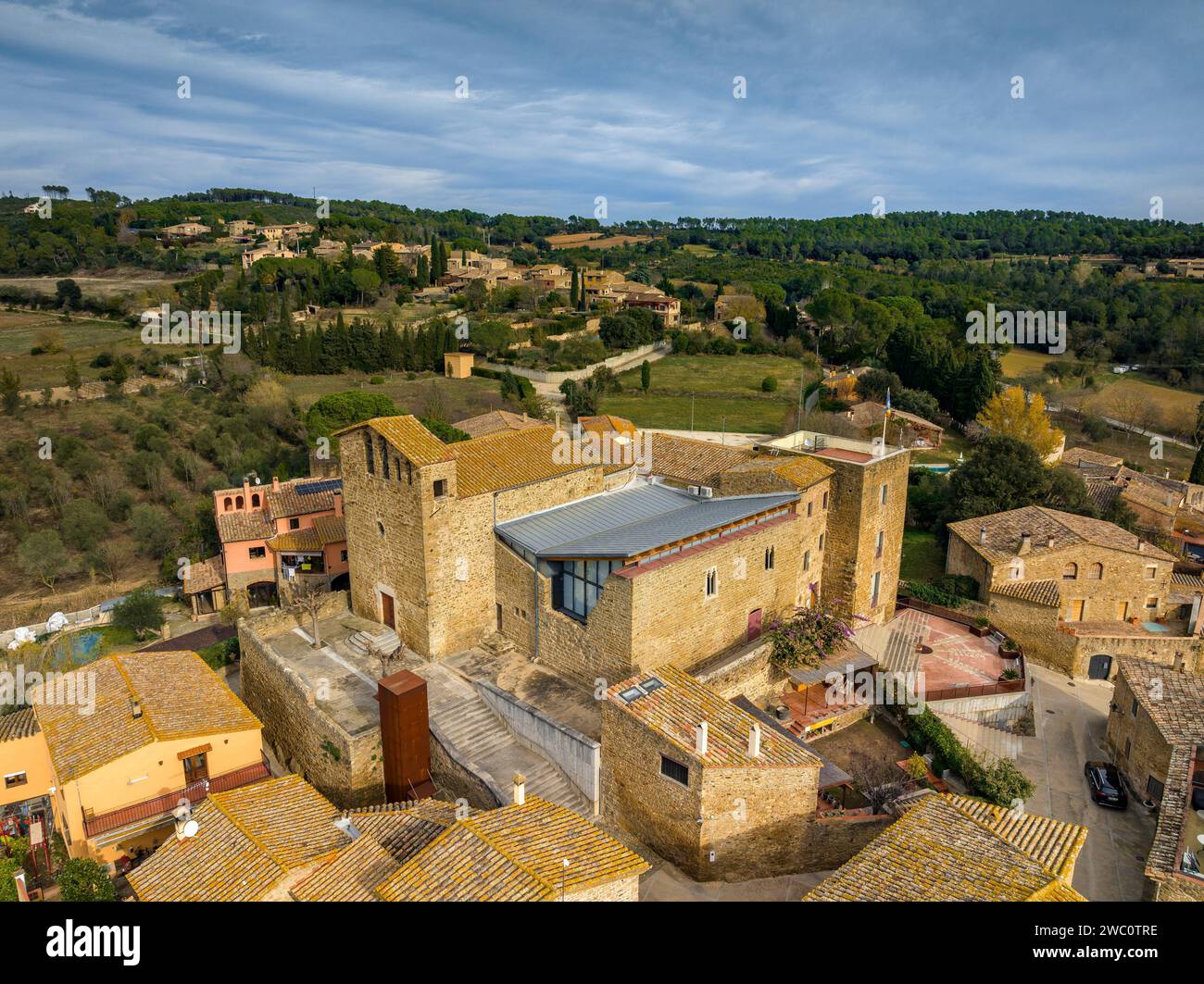 Veduta aerea del villaggio di Vilopriu in un nuvoloso pomeriggio invernale (Baix Empordà, Girona, Catalogna, Spagna) ESP: Vista aérea del pueblo de Vilopriu Foto Stock