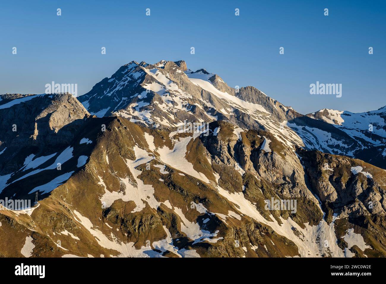 Massiccio Vignemale, mezzo coperto di neve, visto dal passo del col de Sarradets in una mattina di primavera (Gavarnie, Occitania, Francia, Pirenei) Foto Stock