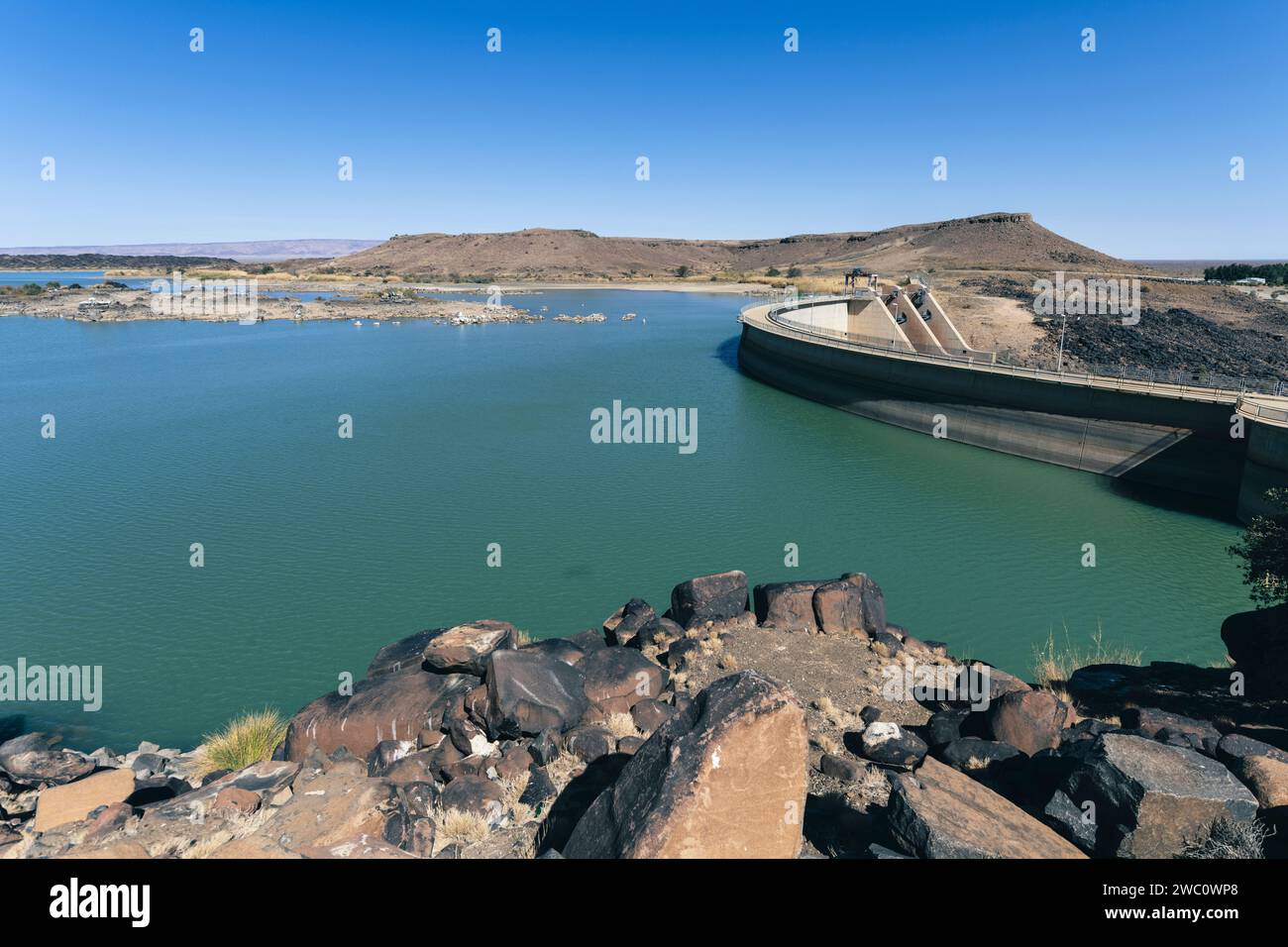 Il muro della Naute Dam trattiene l'acqua del bacino artificiale nel deserto meridionale della Namibia Foto Stock