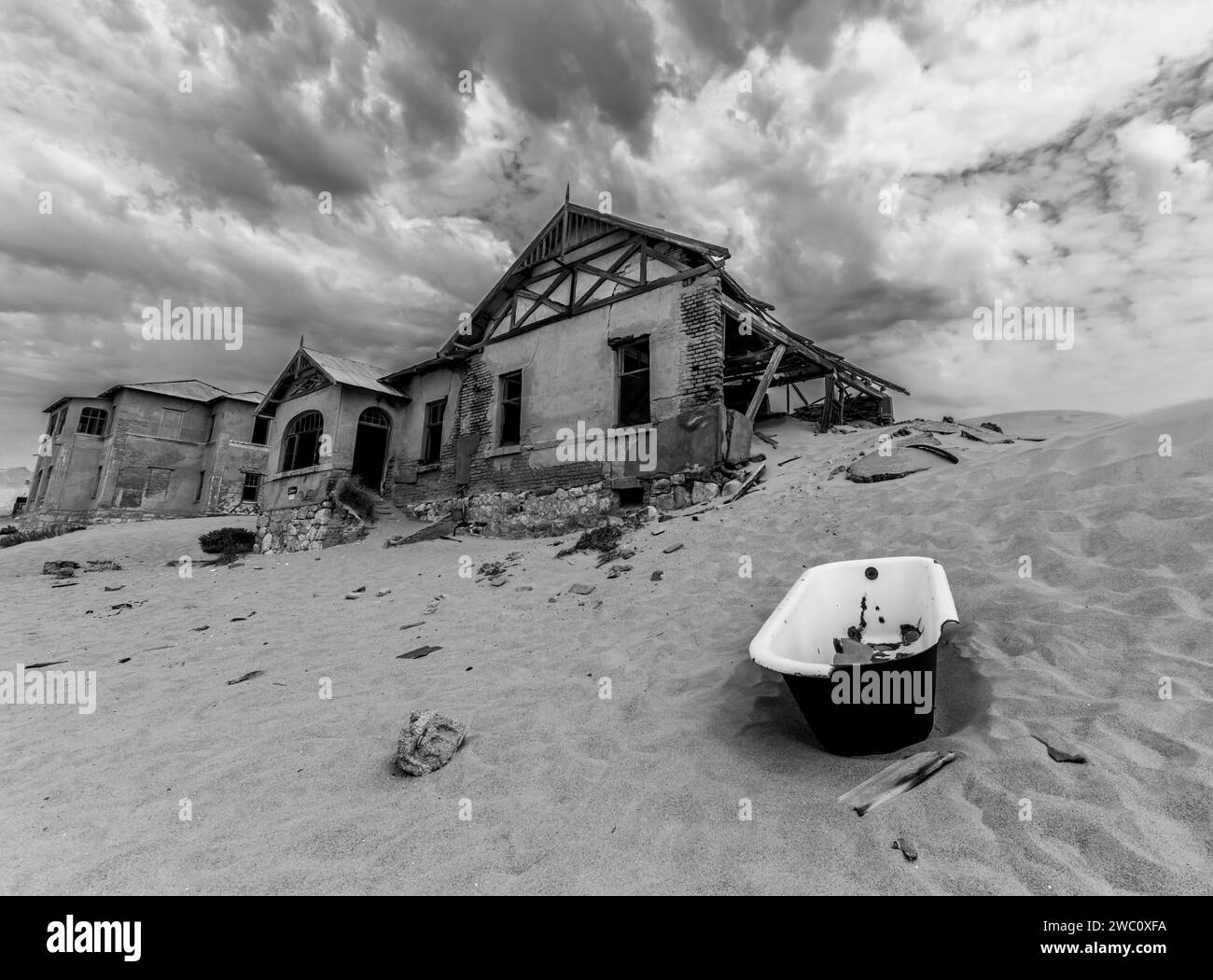Una vecchia vasca da bagno fuori da una delle molte case abbandonate nella vecchia città fantasma di Kolmanskop, nella Namibia meridionale Foto Stock