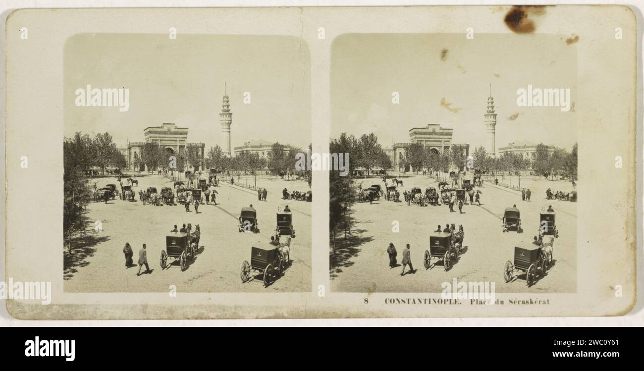Carrozze e passanti -da sulla piazza Beyazit a Istanbul, Anonimo, Neue Photographic Gesellschaft (possibile), 1900 - 1909 stereografo Beyazit Plein Editore: Steglitz baryta carta gelatina argento stampa piazza, luogo, circo, ecc.. Beyazit-Plein Foto Stock
