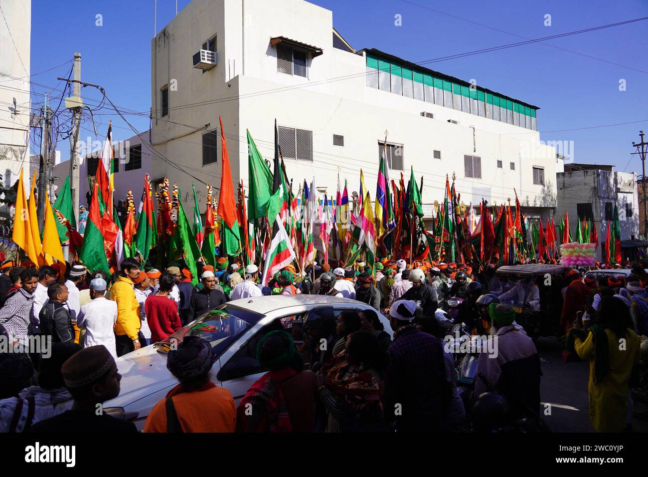 Ajmer, India. 13 gennaio 2024. I devoti musulmani indiani portano bandiere sacre durante la processione religiosa per l'annuale festa degli urs presso il santuario di santa Hazrat Khwaja Moinuddin Chishti ad Ajmer Rajasthan India il 12 gennaio 2024. Migliaia di devoti sufi provenienti da diverse parti dell'India si recano al santuario per il festival annuale, in occasione dell'anniversario della morte del santo. Foto di ABACAPRESS.COM Credit: Abaca Press/Alamy Live News Foto Stock