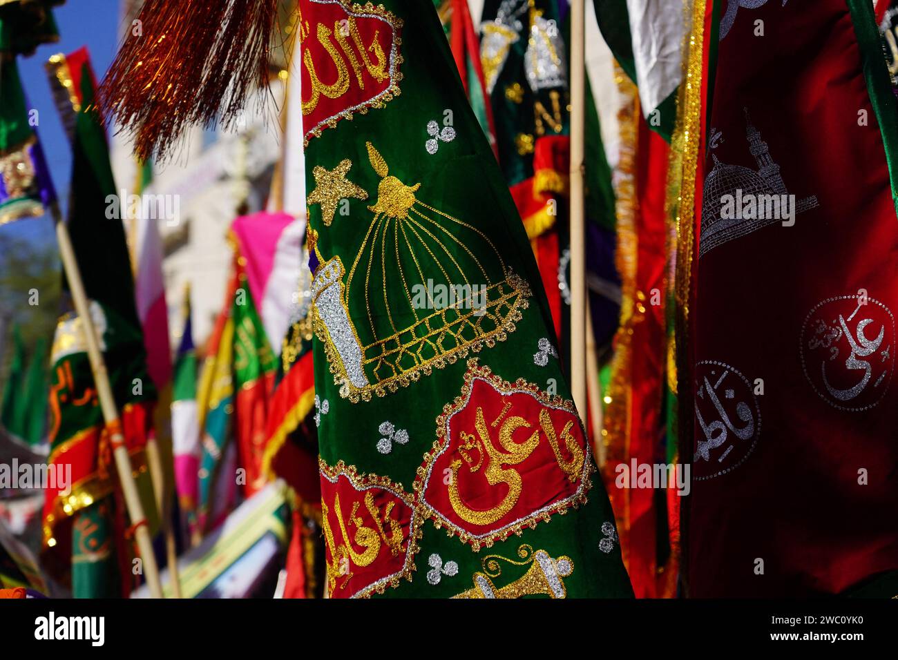 Ajmer, India. 13 gennaio 2024. I devoti musulmani indiani portano bandiere sacre durante la processione religiosa per l'annuale festa degli urs presso il santuario di santa Hazrat Khwaja Moinuddin Chishti ad Ajmer Rajasthan India il 12 gennaio 2024. Migliaia di devoti sufi provenienti da diverse parti dell'India si recano al santuario per il festival annuale, in occasione dell'anniversario della morte del santo. Foto di ABACAPRESS.COM Credit: Abaca Press/Alamy Live News Foto Stock