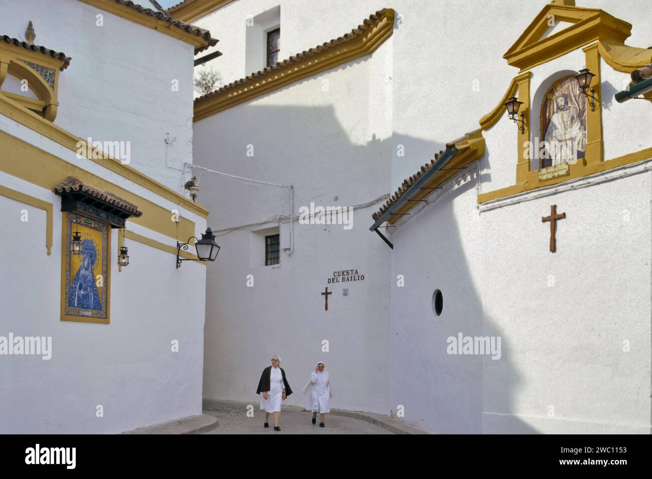 Vicolo tra Casa de los Fernandes de Cordoba e Convento de Capuchinos nel centro storico di Cordova, Andalusia, Spagna Foto Stock