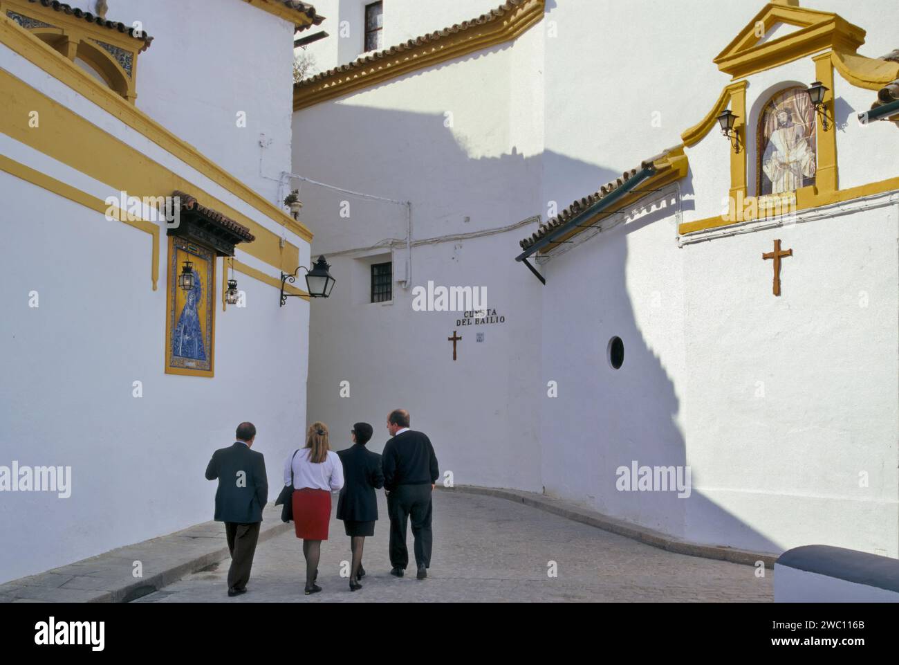Vicolo tra Casa de los Fernandes de Cordoba e Convento de Capuchinos nel centro storico di Cordova, Andalusia, Spagna Foto Stock