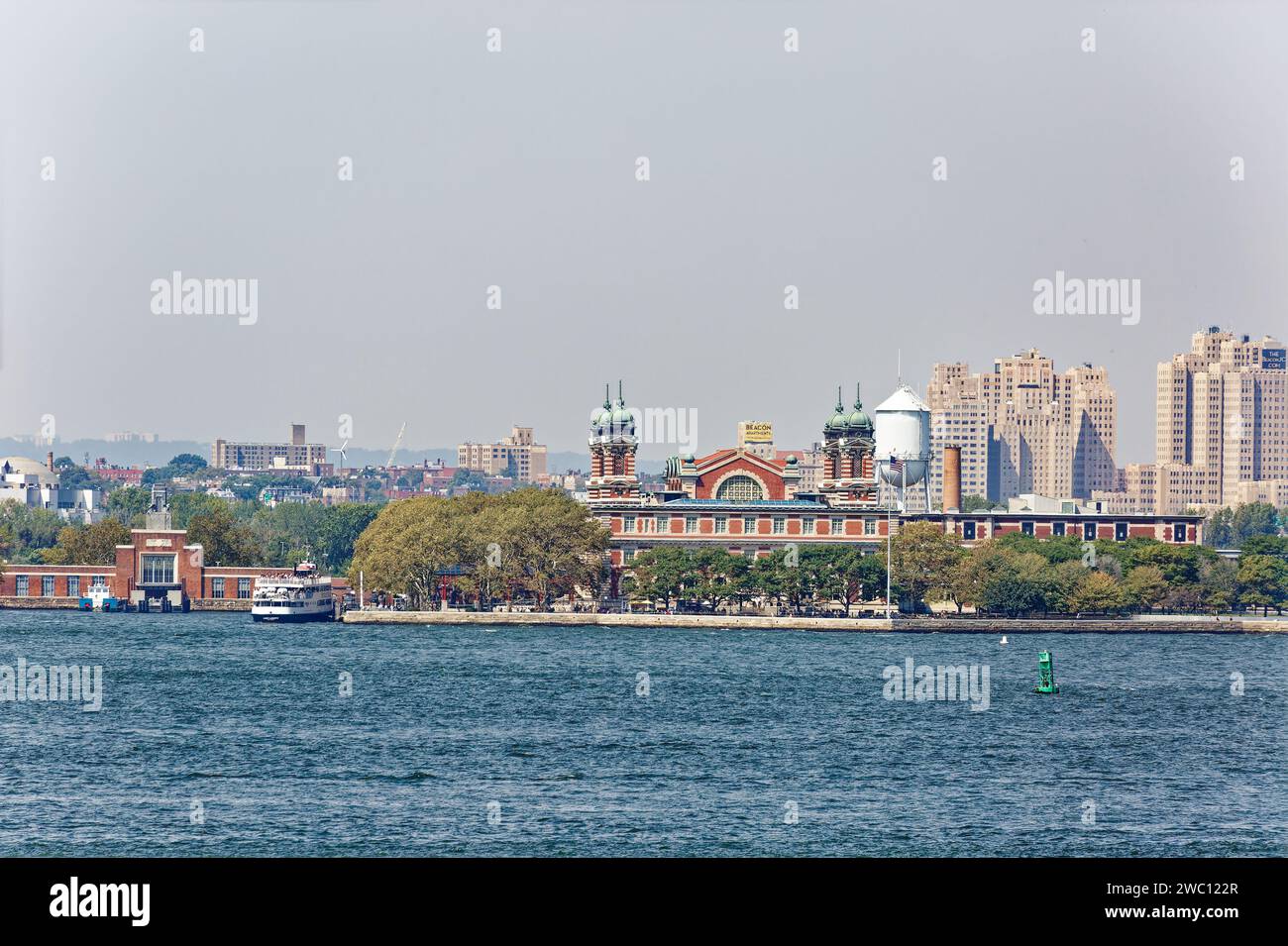 Ellis Island, vista da se: Monumento nazionale, dove 12 milioni di immigrati sono stati processati dal 1892 al 1940. Foto Stock