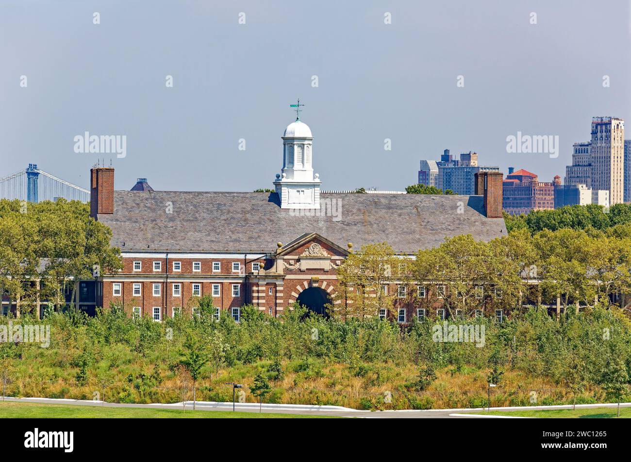 Liggett Hall, il punto di riferimento dell'ex 16th Infantry Regimental Barracks su Governors Island, è ora il fulcro di Liggett Terrace. Foto Stock