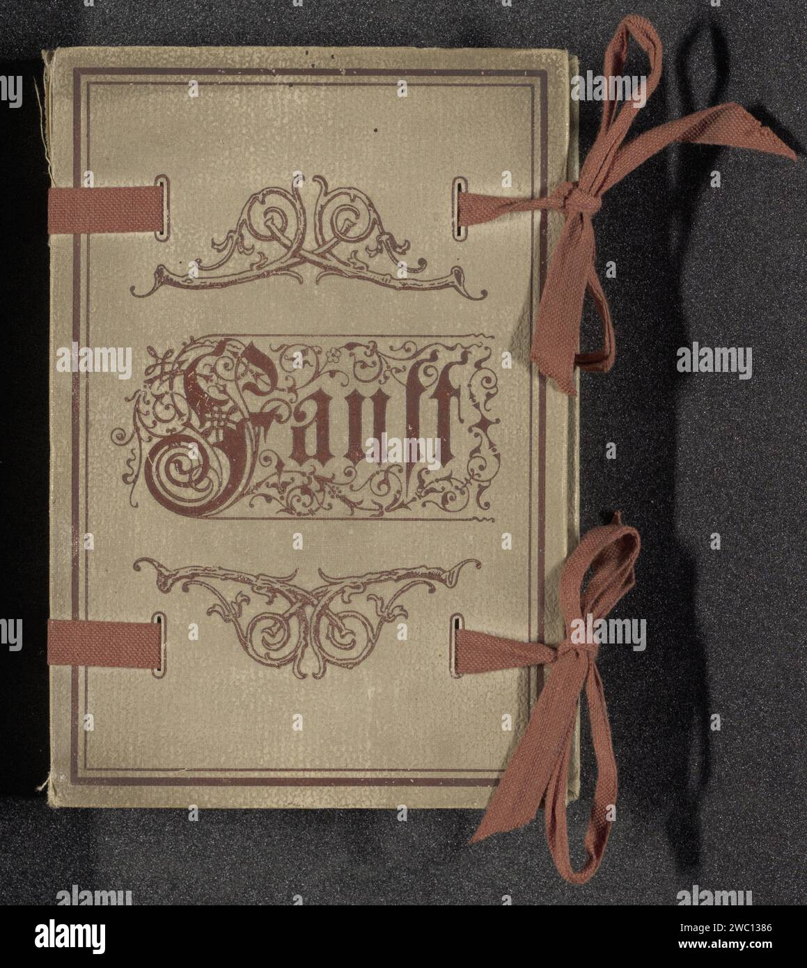 Album con 30 produzioni fotografiche di disegni della storia di Faust di J.W. von Goethe, Anonimo, dopo Alexander von Liezen -Mayer, 1878 - 1879 portafoglio Beige con il titolo "Faust" sul fronte in lettere gotiche rosse. Addobbi con motivi vegetali. L'album può essere chiuso con due nastri rossi. La parte interna della parte anteriore e posteriore è coperta da carta sostitutiva. La banda contiene trenta foto in formato cabinet. Si tratta di produzioni fotografiche principalmente di opere di Alexander von Liezen-Mayer con scene della storia di Faust di J.W. von Goethe (1749-1832). L'editore Theo porta theo su Foto Stock