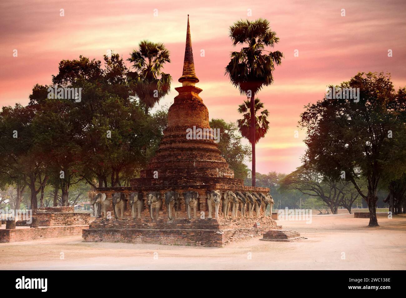 Rovine dell'antico shikhara buddista, dagoba, stupa nel sud della Thailandia, Ayutthaya. L'antica capitale del regno di Ayutthaya, che precedette sia Foto Stock