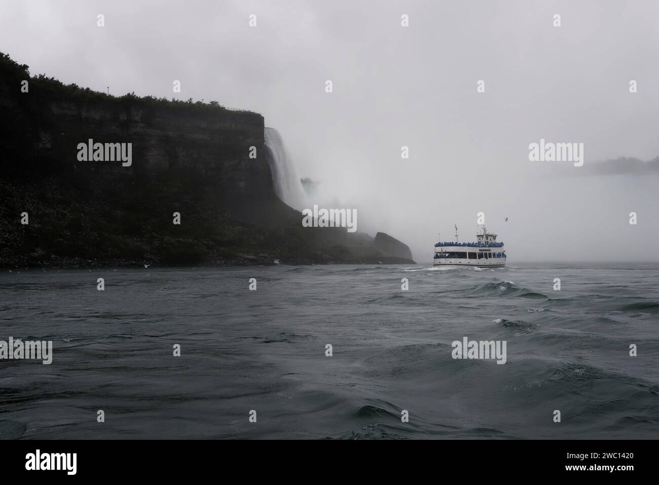 bateau dans le brouillard près d'une cascade Foto Stock