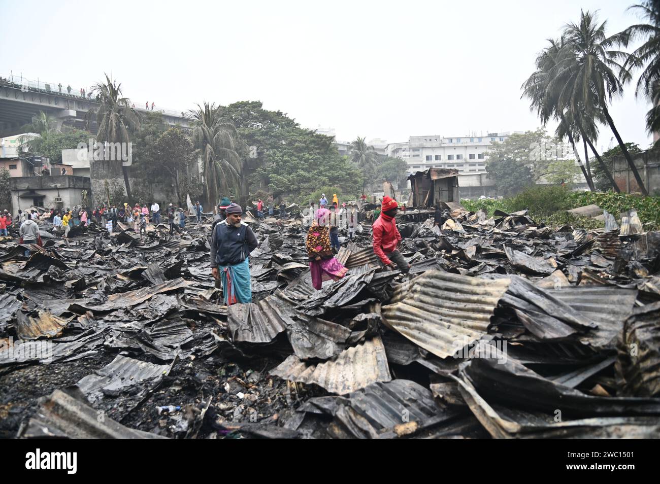 Dhaka, Bangladesh. 13 gennaio 2024. Una donna e un bambino furono uccisi e molti altri rimasero feriti, 300 case distrutte in un incendio in una baraccopoli nel Karwan Bazar di Dacca presto, il 13 gennaio 2024 a Dacca, Bangladesh. Foto di Habibur Rahman/ABACAPRESS.COM Credit: Abaca Press/Alamy Live News Foto Stock