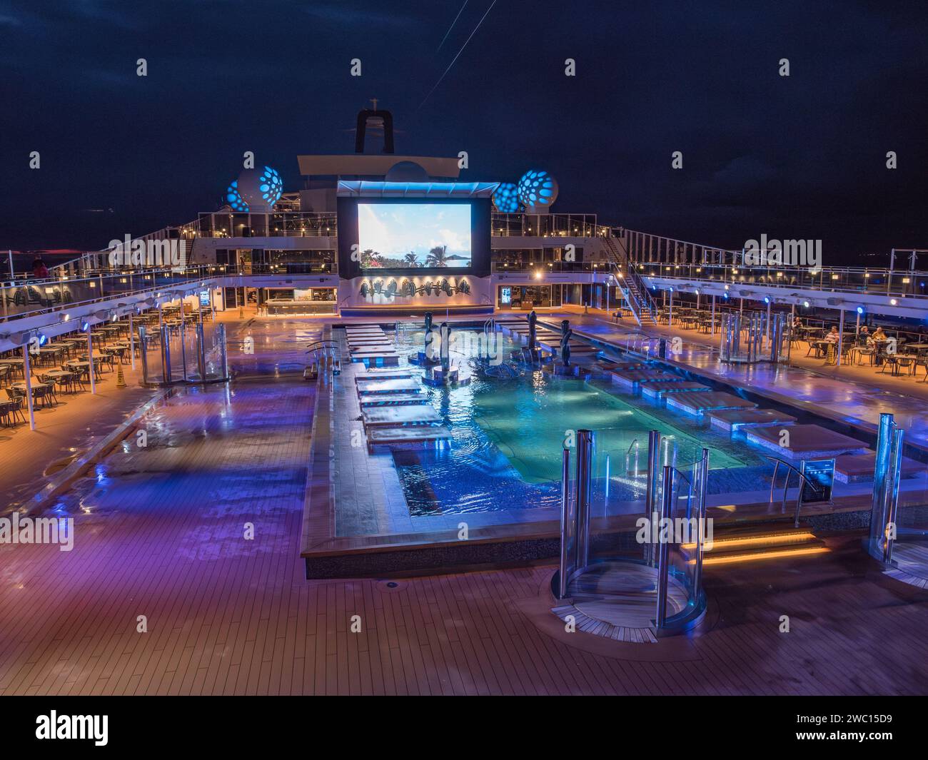 Vista notturna del ponte principale della piscina (Atmosphere Pool) sul MSC Euribia in barca a vela nel Nord Europa (23 luglio). Foto Stock