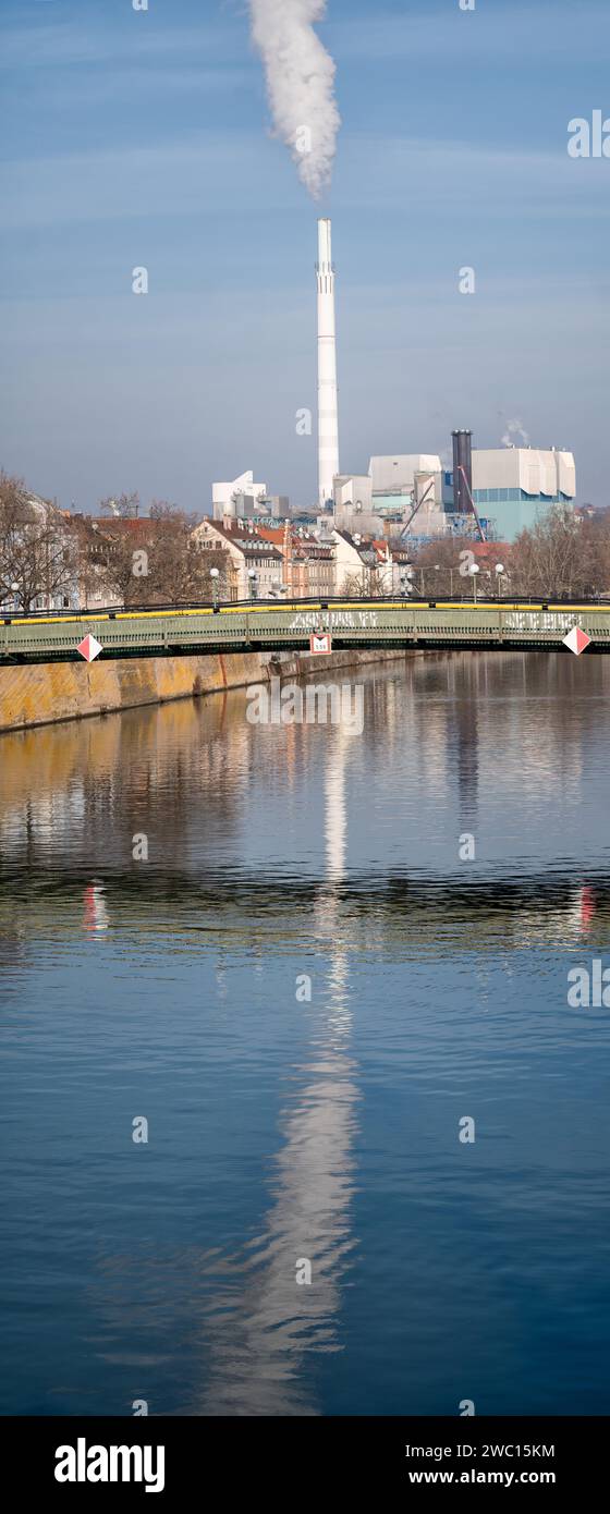 La centrale elettrica di Muenster a Stoccarda, Bad Cannstatt che si riflette sul fiume Neckar. Foto Stock