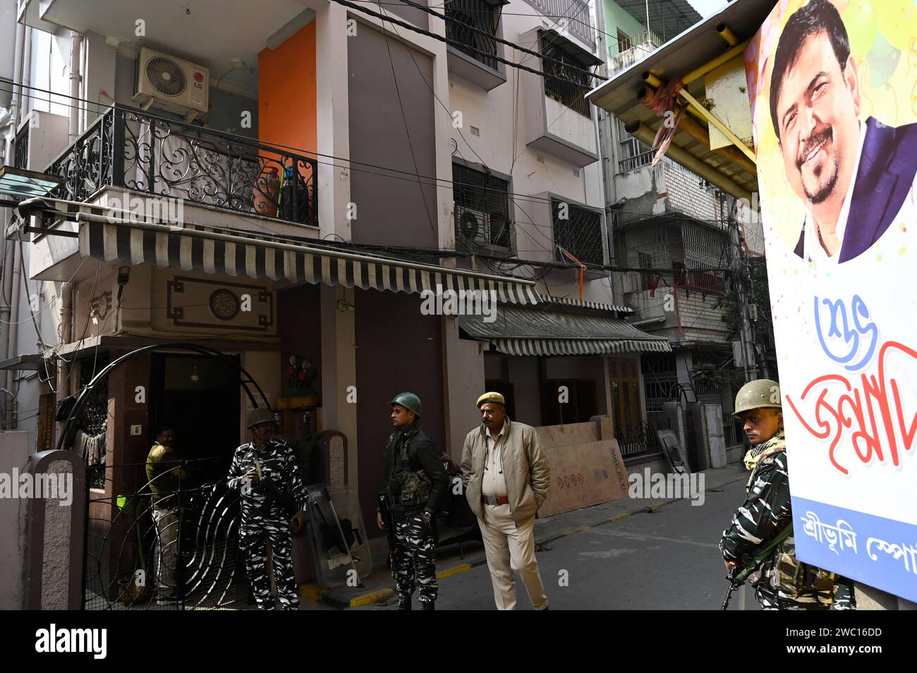 Kolkata, India. 12 gennaio 2024. CALCUTTA, INDIA - 12 GENNAIO: Il personale di sicurezza centrale durante un raid della direzione dell'applicazione (ed) due residenze del ministro del Bengala occidentale Sujit Bose per presunte irregolarità nel reclutamento di organi civici il 12 gennaio 2024 a Calcutta, India. (Foto di Samir Jana/Hindustan Times/Sipa USA) credito: SIPA USA/Alamy Live News Foto Stock