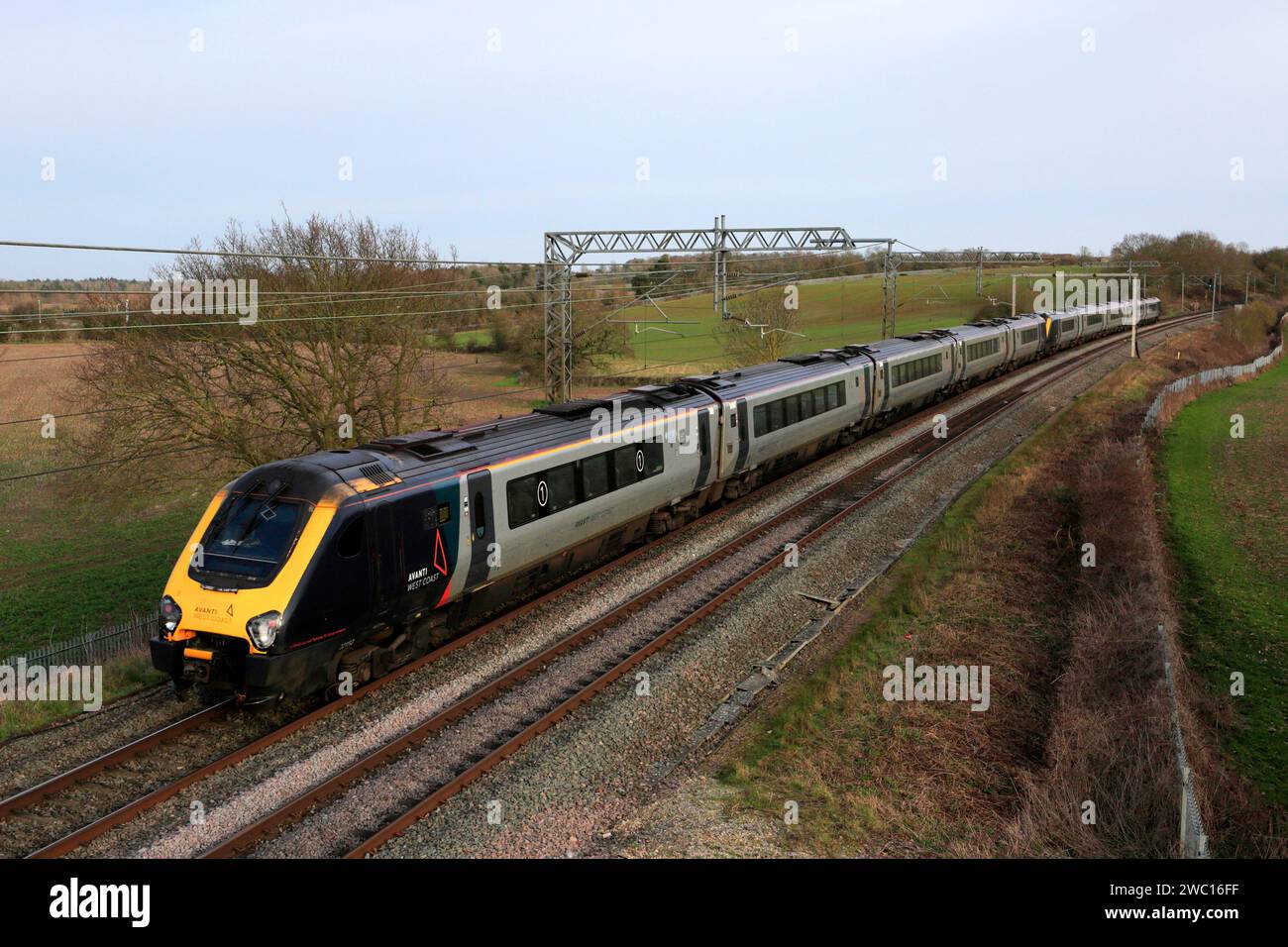 Un treno diesel-elettrico Classe 221 Super Voyager, un treno Avanti West Coast vicino al villaggio di Blisworth, Northamptonshire, West Coast Main Line, Inghilterra Foto Stock