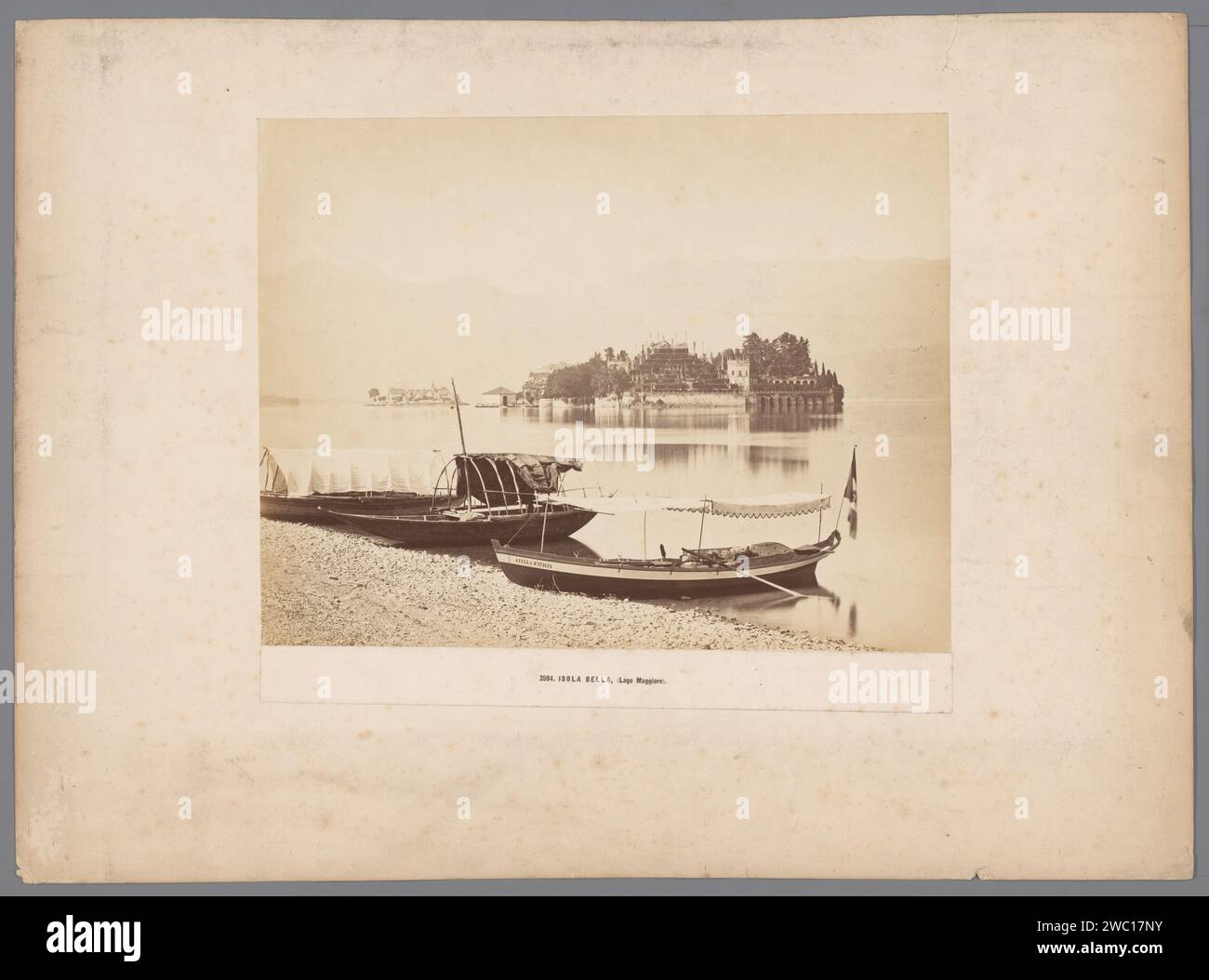 Veduta dell'Isola bella nel Lago maggiore, Italia, Fratelli Alinari (attribuita a), 1862 - 1890 Fotografia il cartoncino del Lago maggiore. l'isola di stampa degli albumi di carta. canottaggio, canoa, ecc. Bella Isola (Lago maggiore) Foto Stock