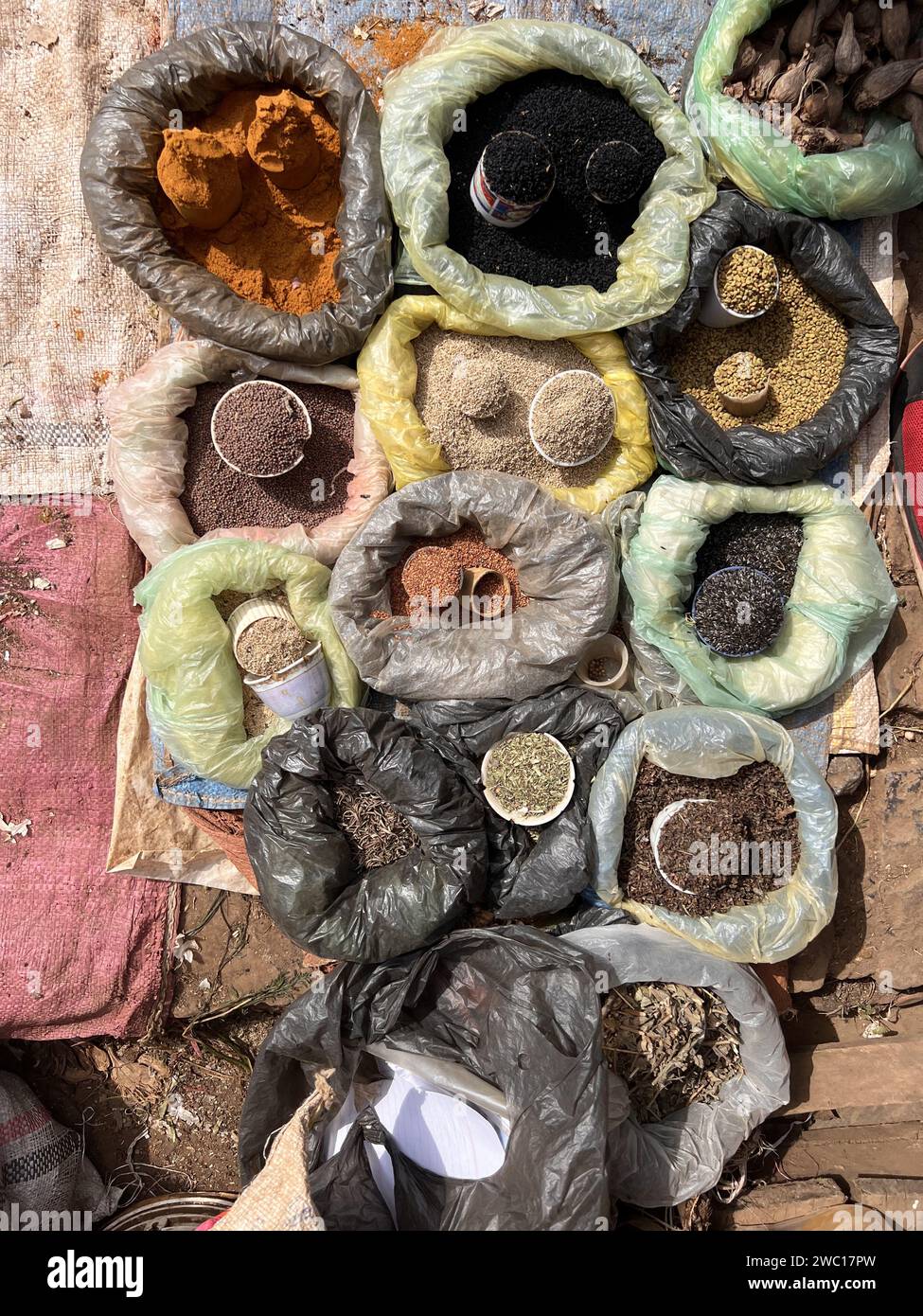 Spezie sfuse in sacchetti di plastica presso un mercato in Etiopia. Foto Stock