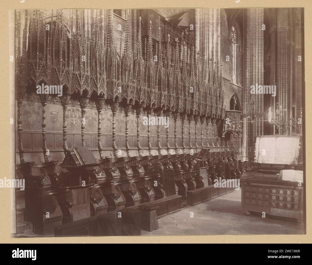 Le bancarelle del coro nella cattedrale di Santa Croce e Sint Eulalia a Barcellona, Centro Fotográfico (possibile), 1851 - c. 1890 Fotografia questa foto fa parte di un album. I posti a sedere del clero sono stampati da albumen di carta di Barcellona, le bancarelle del coro, la Cattedrale di Santa Croce e Sint Eulalia Foto Stock