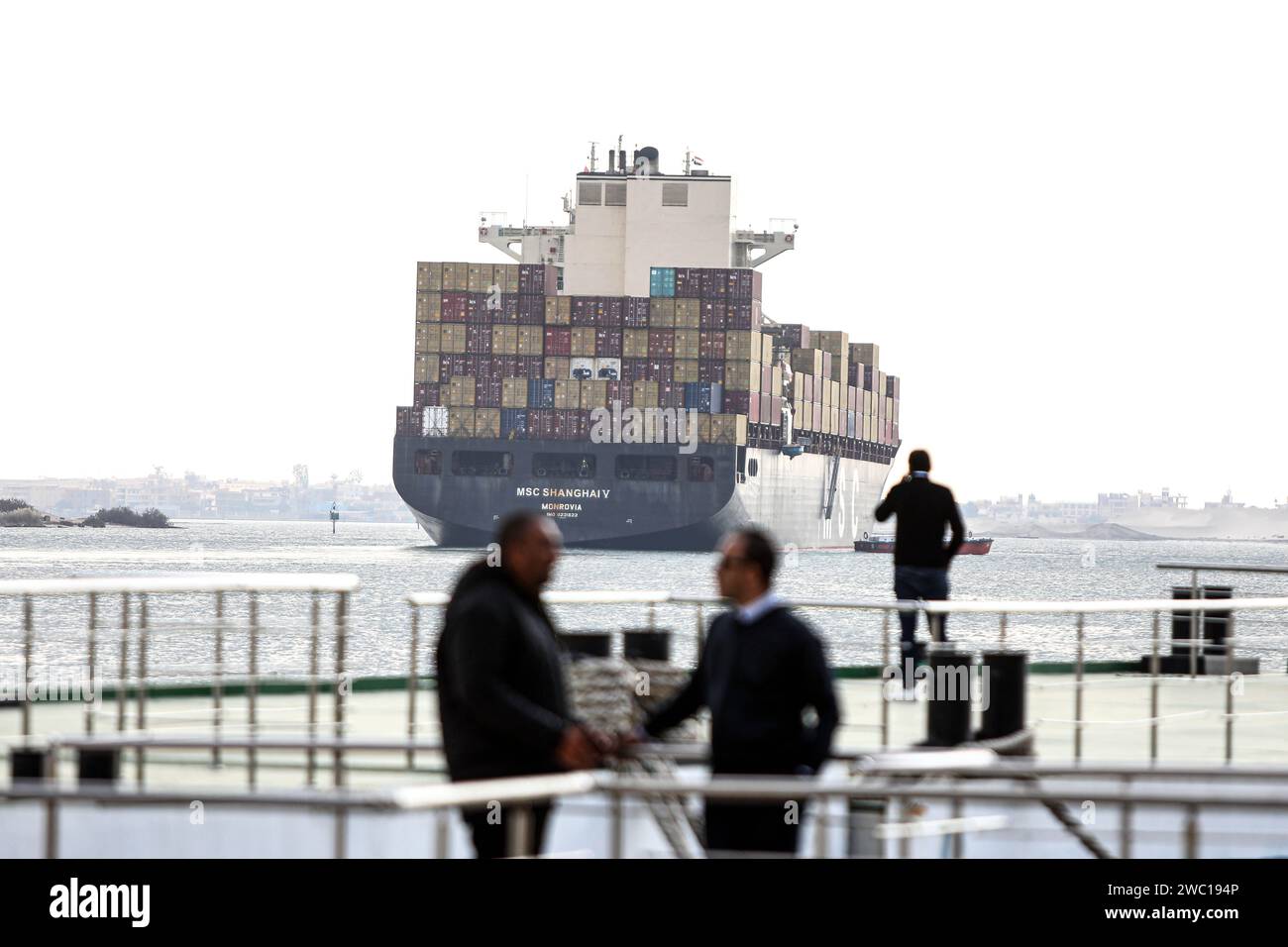 Cairo, Egitto. 13 gennaio 2024. Una nave da carico viaggia sul canale di Suez nella provincia di Ismailia, Egitto, 13 gennaio 2024. Il presidente della Suez Canal Authority (SCA) Osama Rabie ha detto venerdì che il traffico di navigazione nel canale è regolare in entrambe le direzioni. In una dichiarazione, Rabie ha negato i rapporti sulla sospensione temporanea della navigazione nel Canale di Suez a causa della tensione nella strategica area di Bab-el-Mandeb del Mar Rosso. Credito: Ahmed Gomaa/Xinhua/Alamy Live News Foto Stock