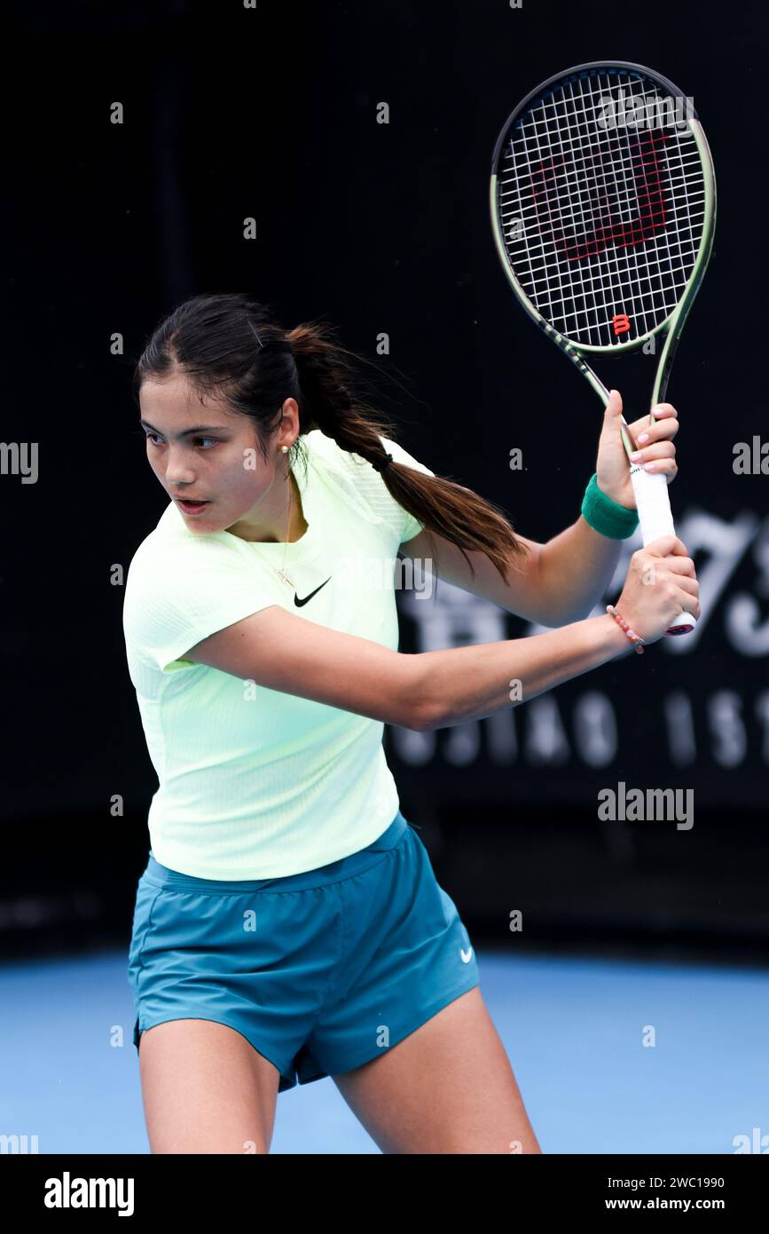 Melbourne, Victoria, Australia. 13 gennaio 2024. MELBOURNE, AUSTRALIA - 13 GENNAIO: Emma Raducanu del Regno Unito pratica con l'australiano Ajla Tomljanovic in vista dell'Australian Open 2024 al Melbourne Park il 13 gennaio 2024 a Melbourne, in Australia. (Immagine di credito: © Chris Putnam/ZUMA Press Wire) SOLO USO EDITORIALE! Non per USO commerciale! Foto Stock Melbourne, Victoria, Australia. 13 gennaio 2024. MELBOURNE, AUSTRALIA - 13 GENNAIO: Emma Raducanu del Regno Unito pratica con l'australiano Ajla Tomljanovic in vista dell'Australian Open 2024 al Melbourne Park il 13 gennaio 2024 a Melbourne, in Australia. (Immagine di credito: © Chris Putnam/ZUMA Press Wire) SOLO USO EDITORIALE! Non per USO commerciale! Foto Stock