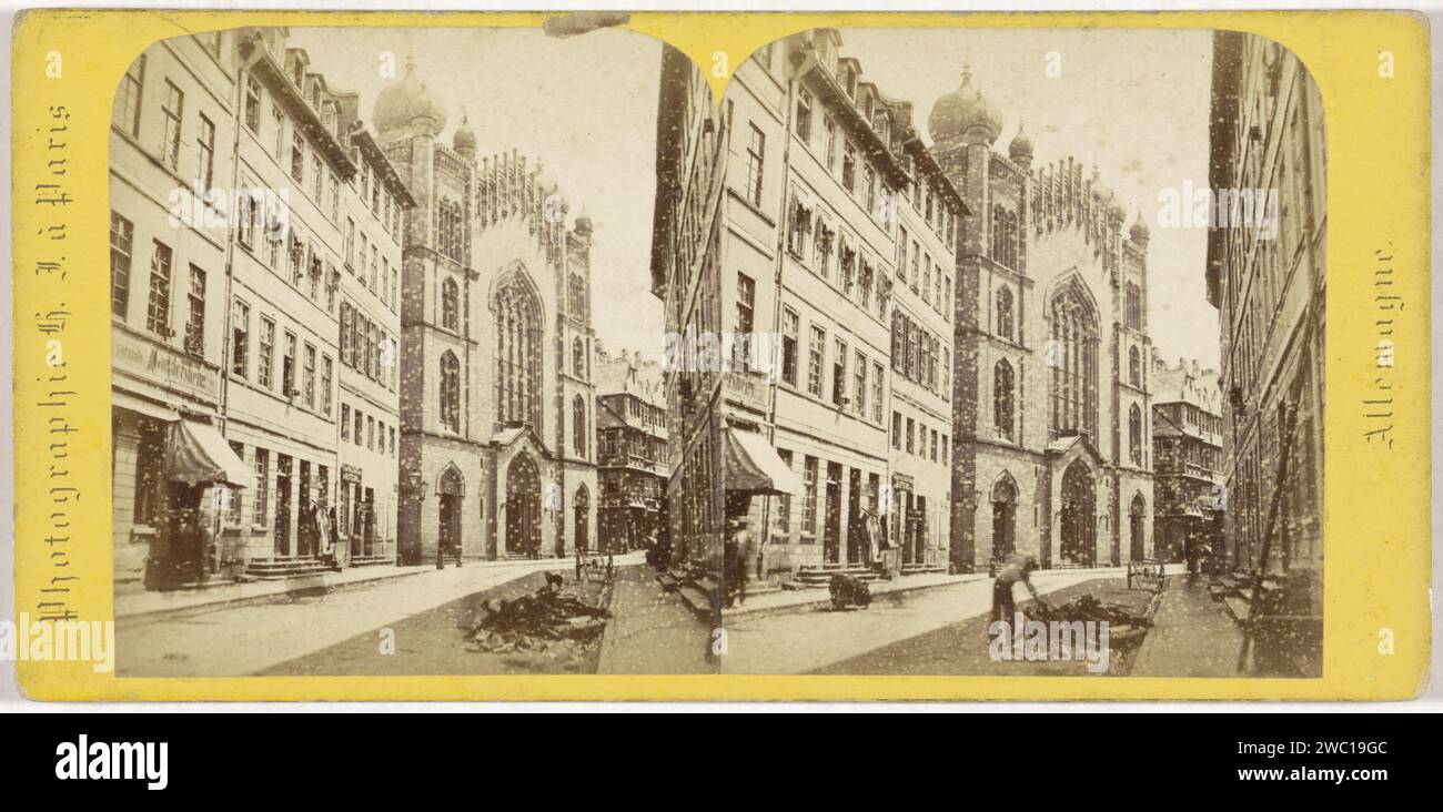 Sinagoga principale a Francoforte sul meno, Duitsland, Hippolyte Jouvin, 1860 - 1865 stereografo Francoforte sul meno cartone. Gli albumen cartacei stampano "Synagoga", sinagoga, cioè religione ebraica personificata (o simbolizzata). La sinagoga di street Main Foto Stock