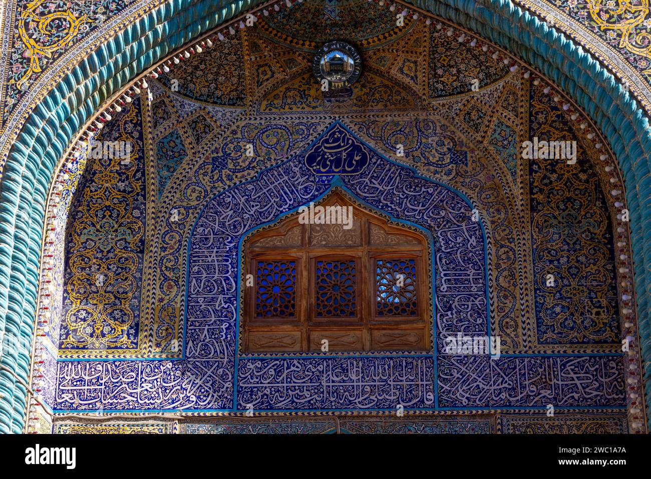 Dettaglio delle piastrelle cuerda seca nel cortile del Santuario di Imam Husayn, Najaf, Iraq Foto Stock